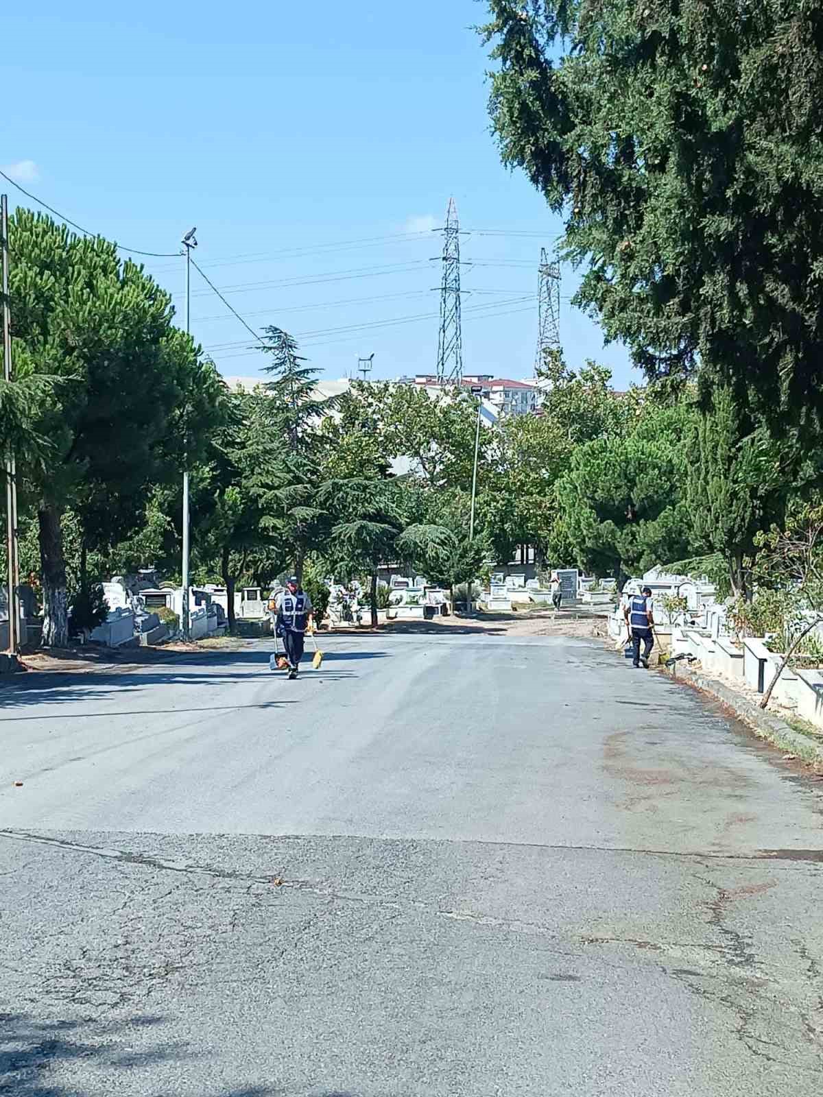 Esenyurt’ta Mevlit Kandili öncesi camiler ve mezarlıklar temizlendi