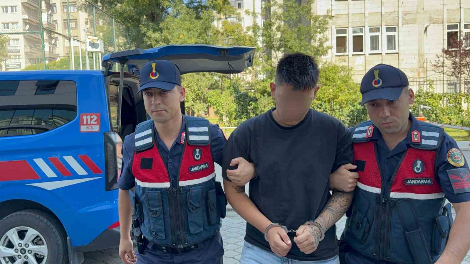 14 bin liralık borç nedeniyle kaçırdıkları genci darbedip hastane yakınına terk eden 2 kişi tutuklandı
