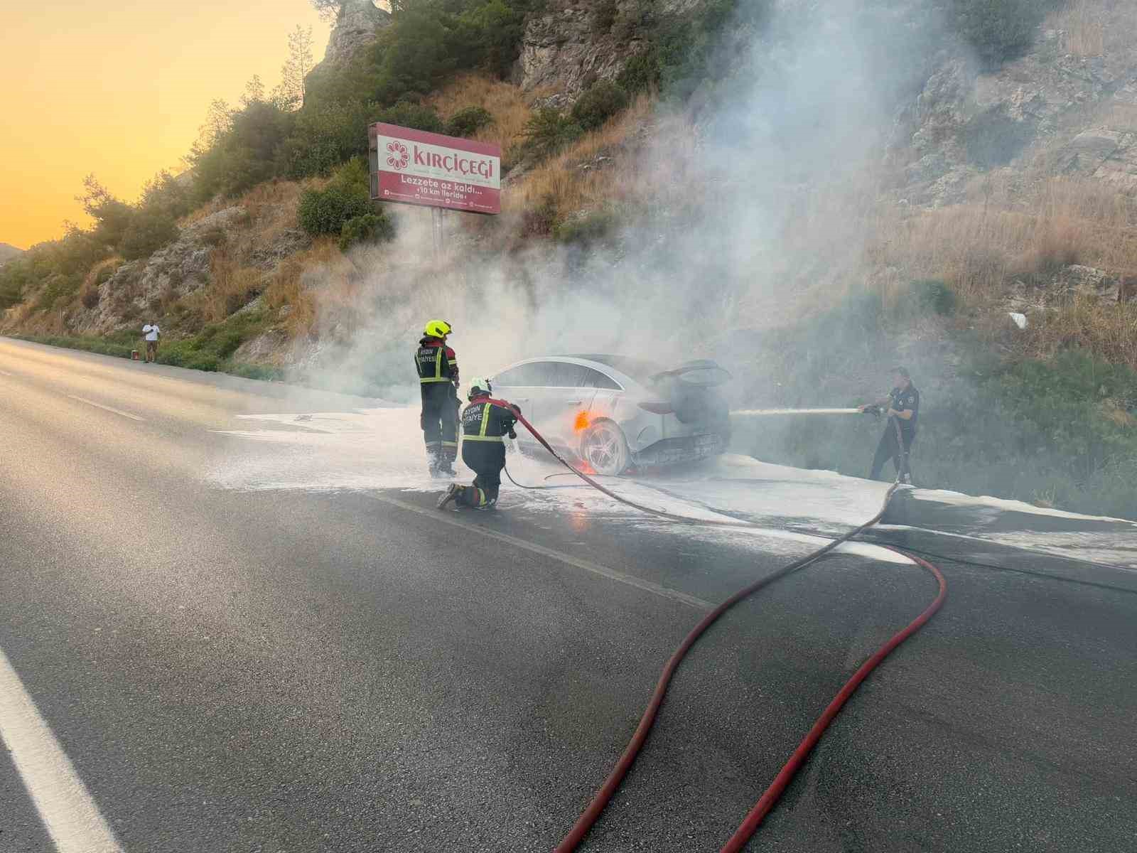 8 milyon TL’lik elektrikli Mercedes oto, seyir halindeyken yanmaya başladı