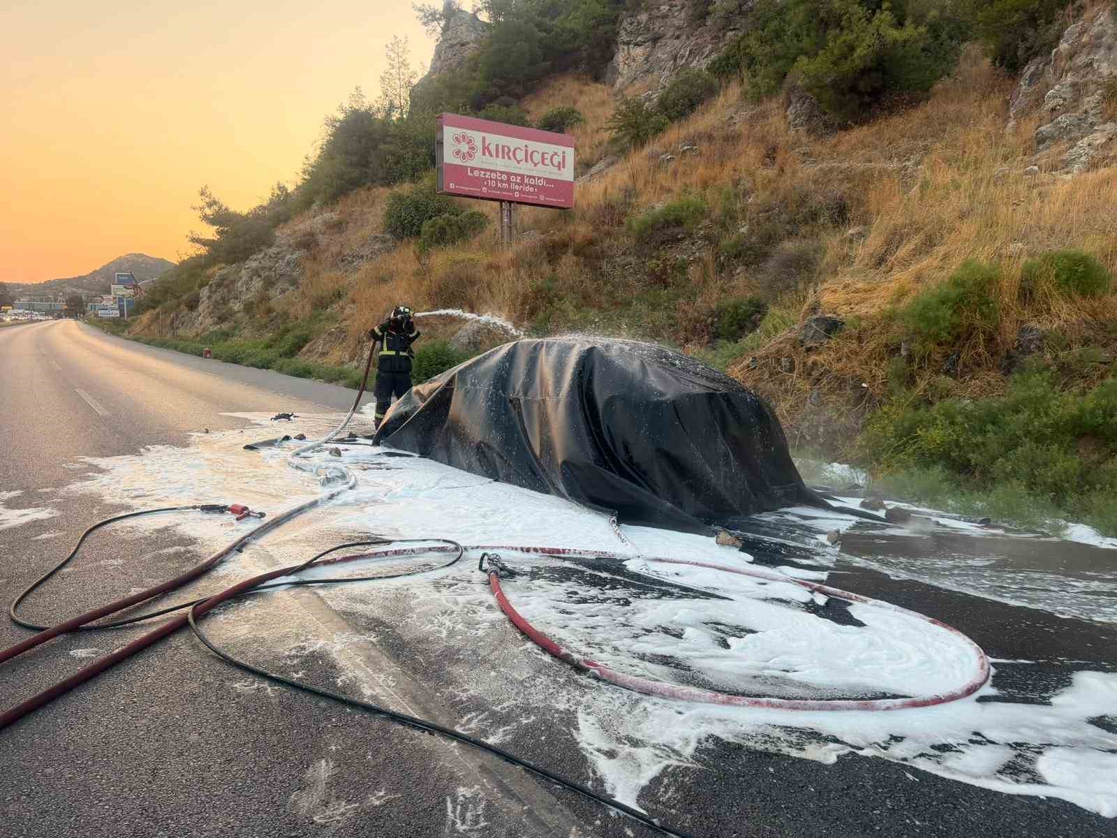 8 milyon TL’lik elektrikli Mercedes oto, seyir halindeyken yanmaya başladı