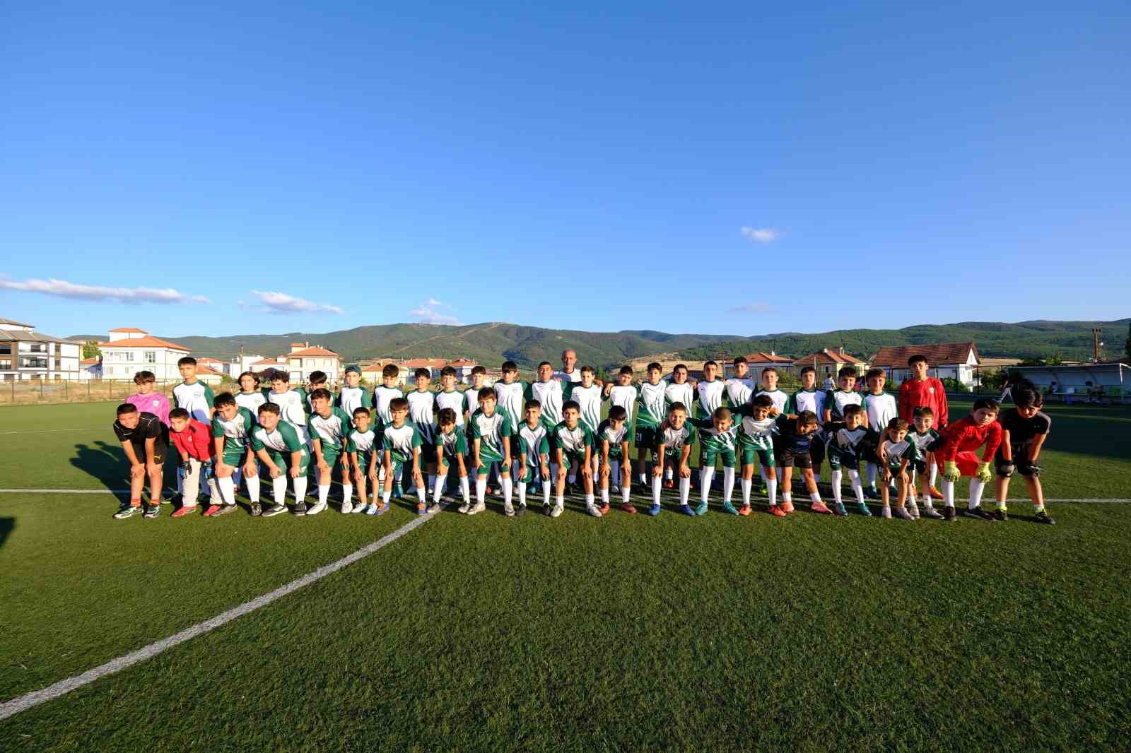 Akdağmadeni’nde Yaz Futbol Okulu’na katılan 60 gence malzeme desteği
