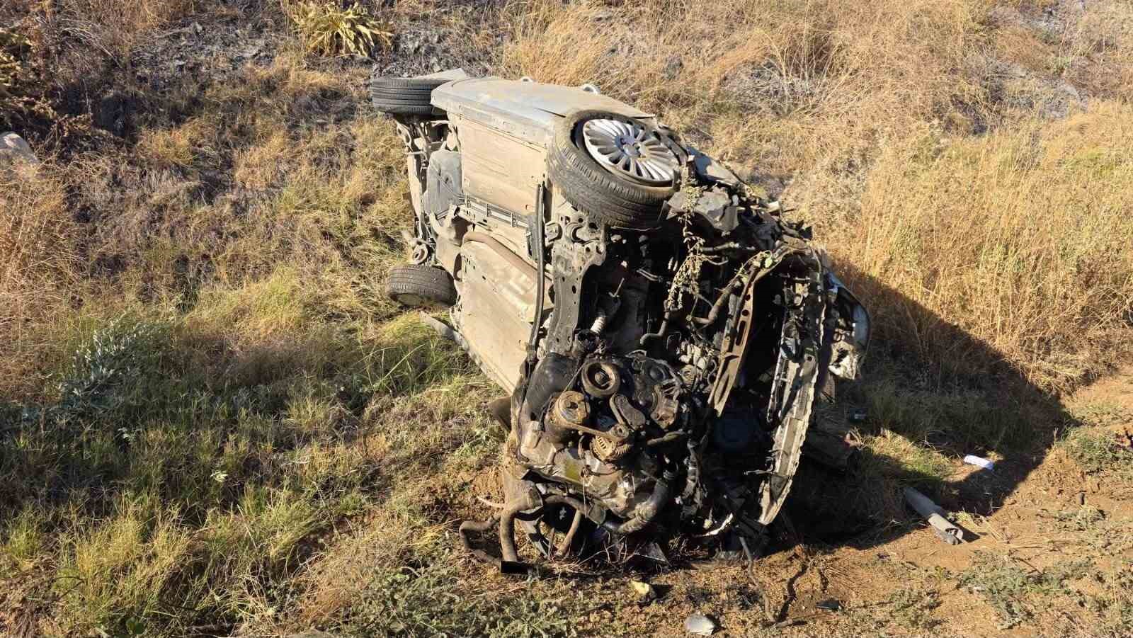 Otomobil zeytinliğe uçtu: 1’i ağır 2 yaralı