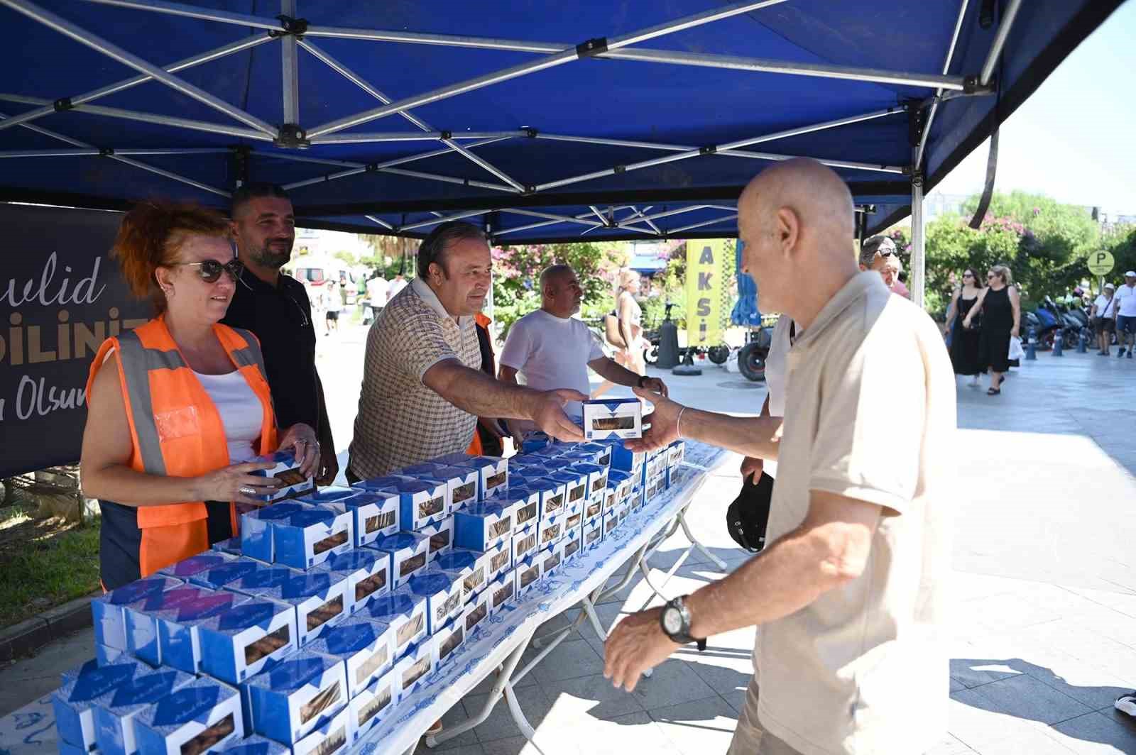 Kuşadası’nda Mevlit Kandili’nde vatandaşlara kandil simidi ikramı