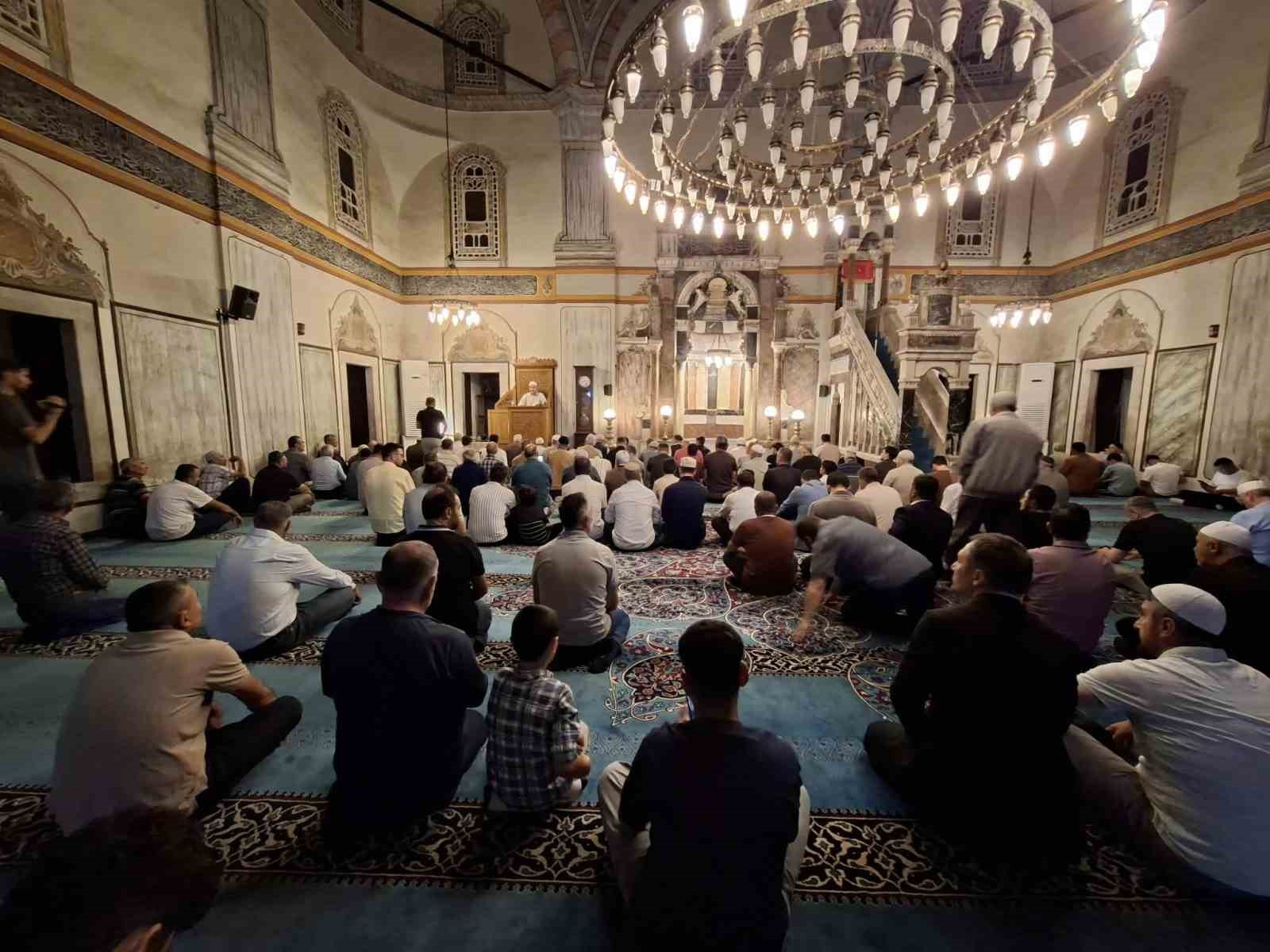 Mevlid Kandili’nde tarihi Çapanoğlu Camii’nde dualar edildi