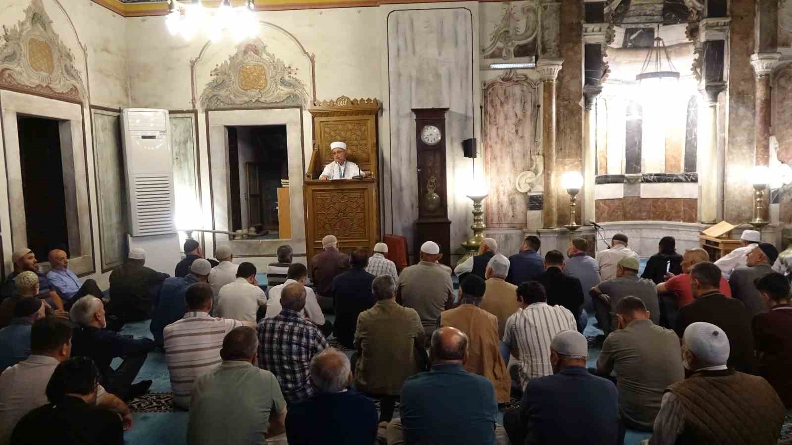 Mevlid Kandili’nde tarihi Çapanoğlu Camii’nde dualar edildi