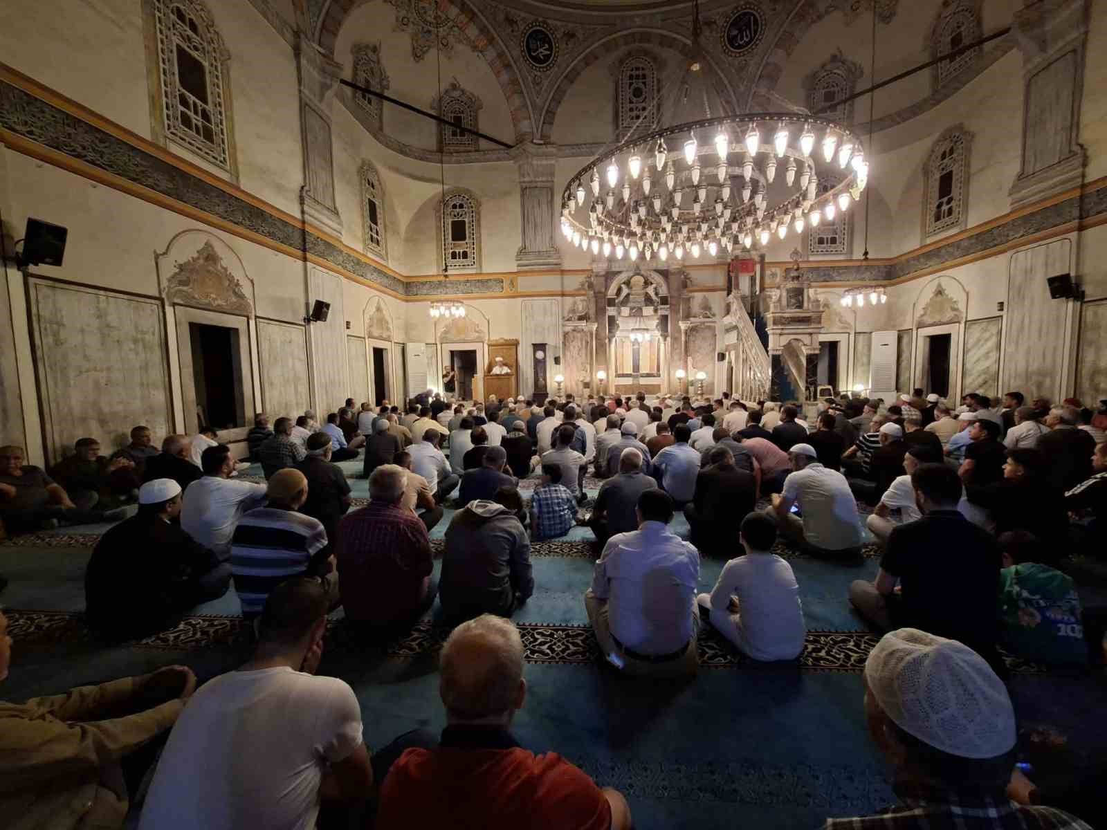 Mevlid Kandili’nde tarihi Çapanoğlu Camii’nde dualar edildi