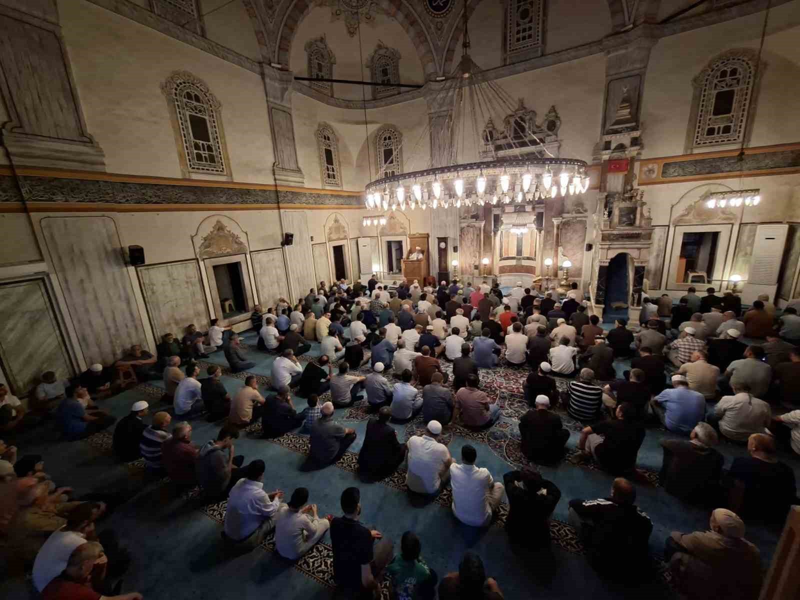 Mevlid Kandili’nde tarihi Çapanoğlu Camii’nde dualar edildi