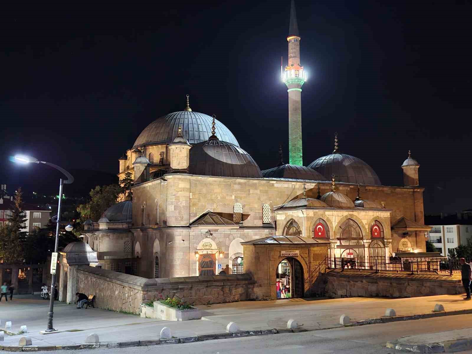 Mevlid Kandili’nde tarihi Çapanoğlu Camii’nde dualar edildi