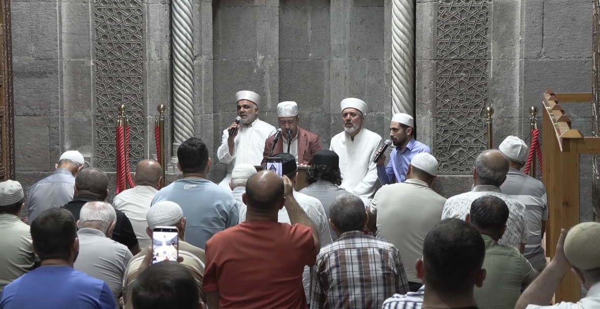 Kayseri’de Mevlit Kandili’nde eller semaya açıldı