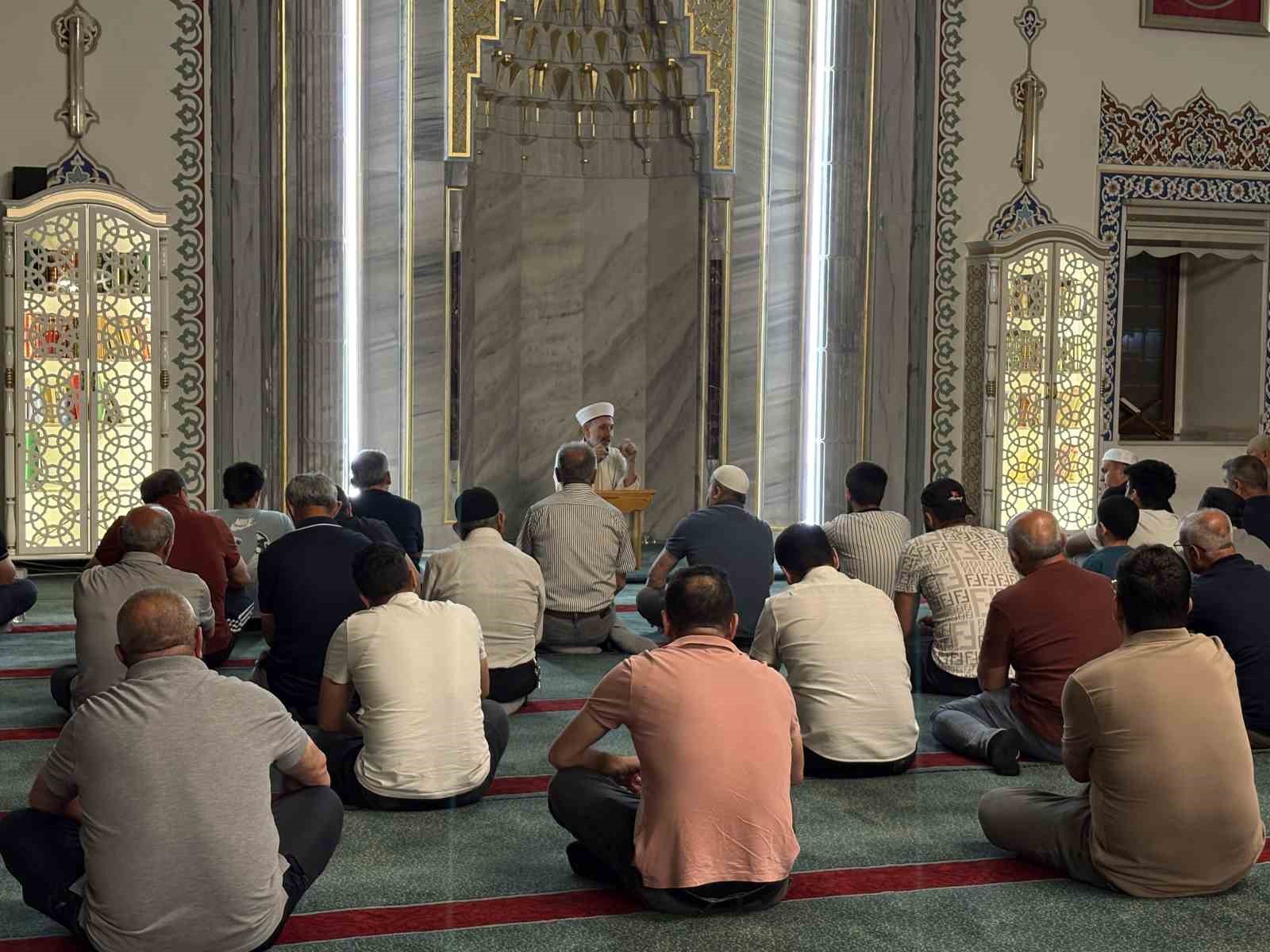 Kayseri’de Mevlit Kandili’nde eller semaya açıldı