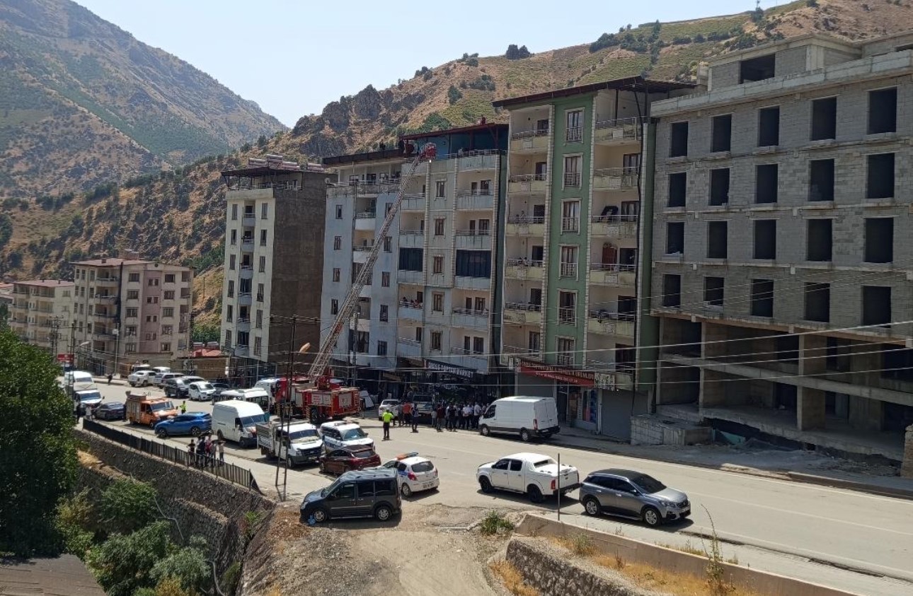 Türkiye’yi gezen "İntiharkolik" yine sahnede: 242’nci intihar girişimini Şemdinli’de denedi