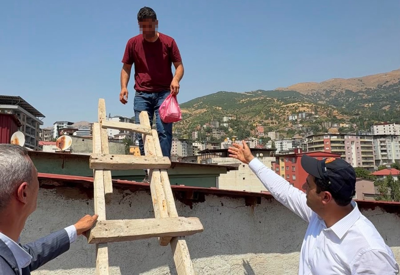 Türkiye’yi gezen "İntiharkolik" yine sahnede: 242’nci intihar girişimini Şemdinli’de denedi