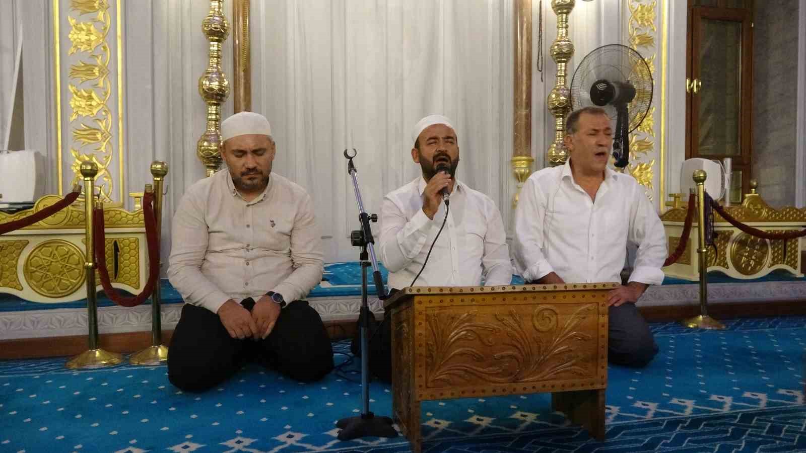Mevlid Kandili’nde Abdülhamid Han Camii doldu taştı