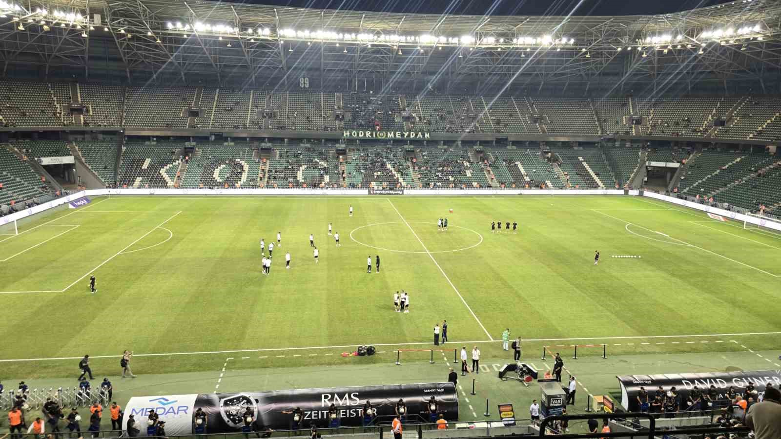 Kocaelispor- Amed SF maçı öncesi takımlar stada geldi