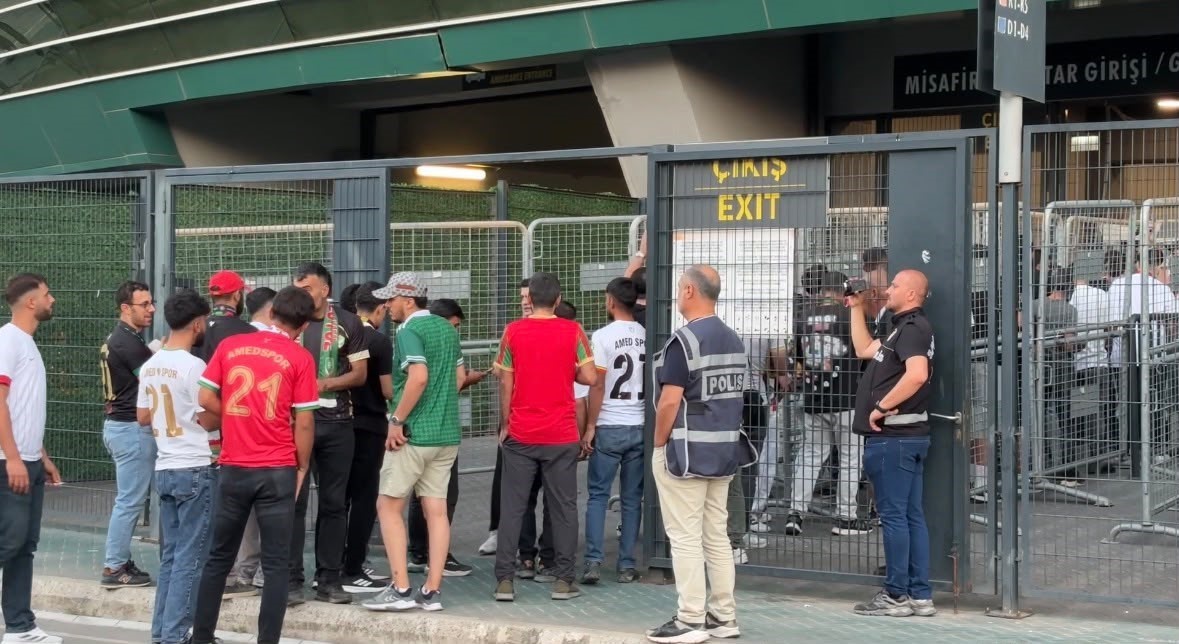 Kocaelispor- Amed SF maçı öncesi takımlar stada geldi