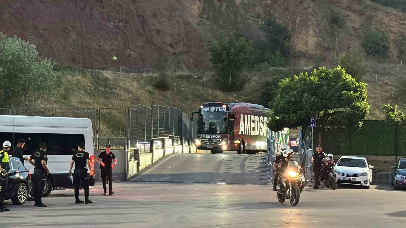 Kocaelispor- Amed SF maçı öncesi takımlar stada geldi