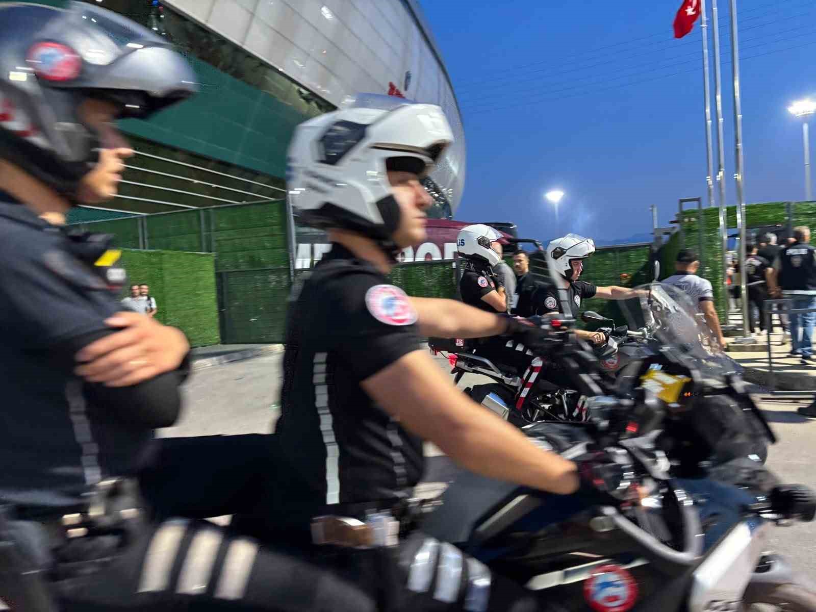 Kocaelispor- Amed SF maçı öncesi takımlar stada geldi