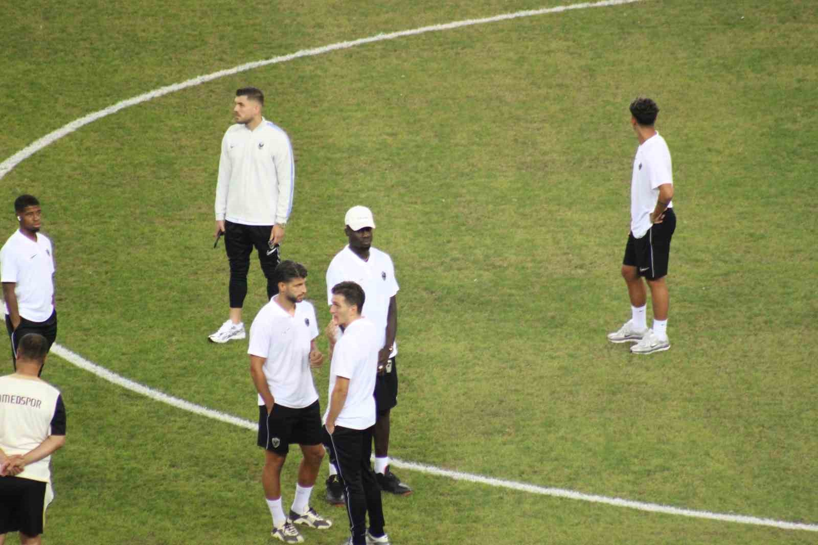 Kocaelispor- Amed SF maçı öncesi takımlar stada geldi