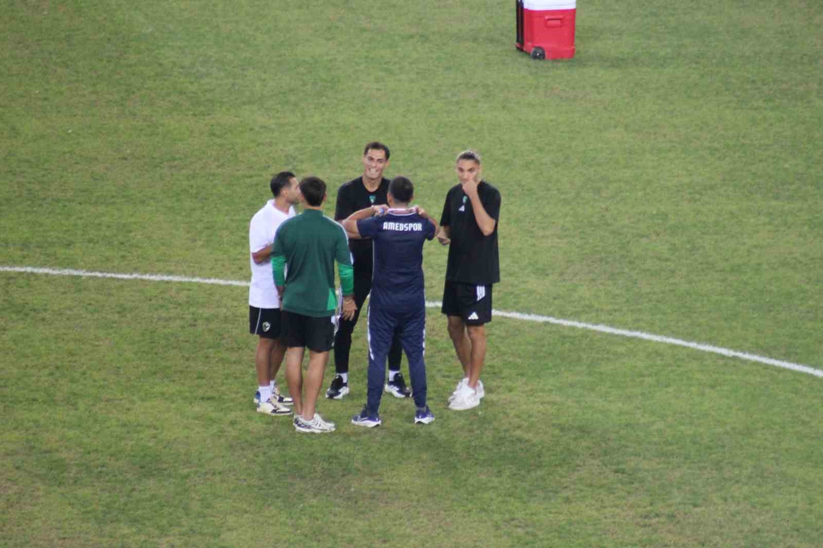 Kocaelispor- Amed SF maçı öncesi takımlar stada geldi