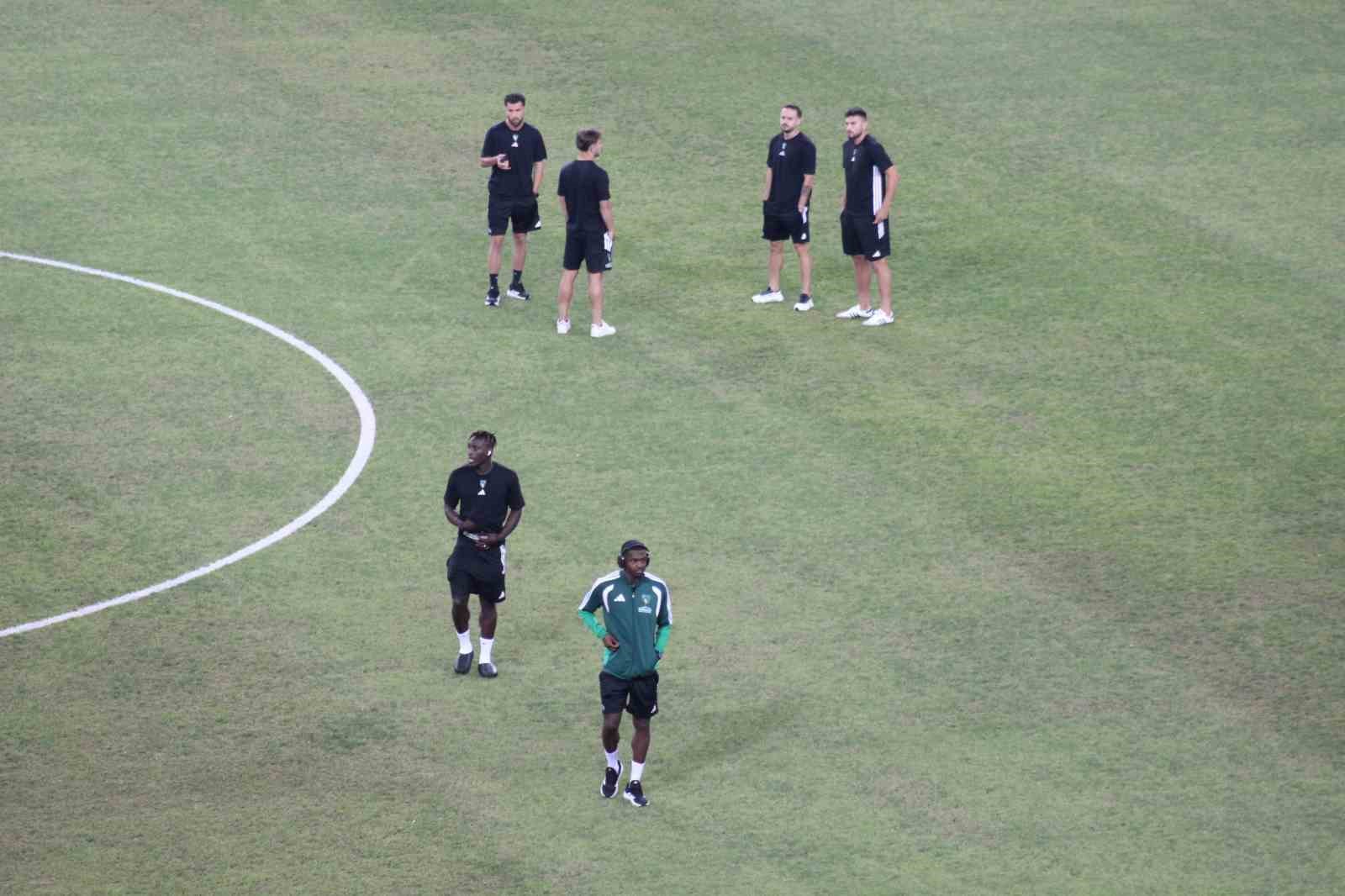 Kocaelispor- Amed SF maçı öncesi takımlar stada geldi