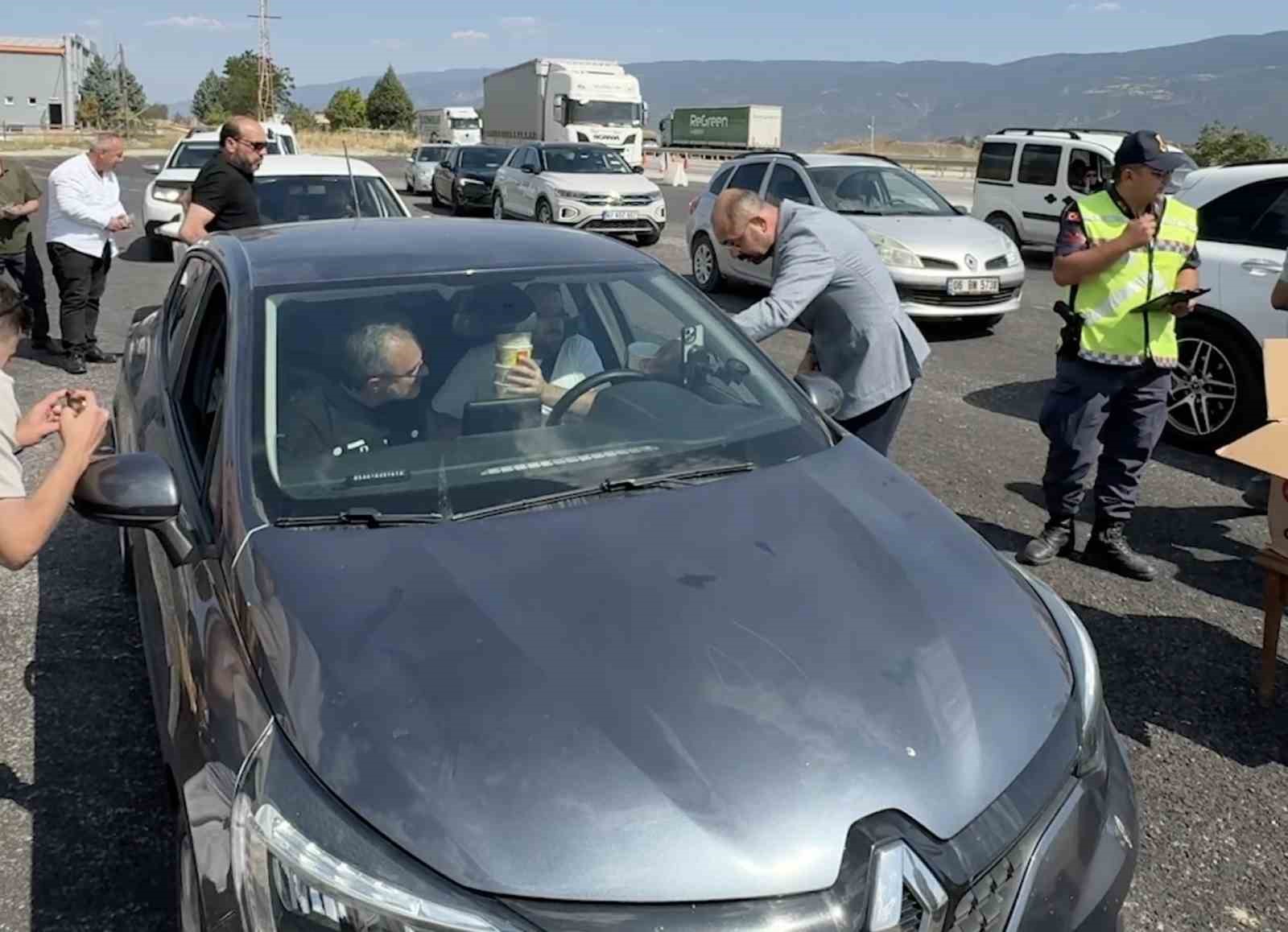 Yolculuk yapan vatandaşlara coğrafi işaretli pirinçten yapılan pilav ikram edildi