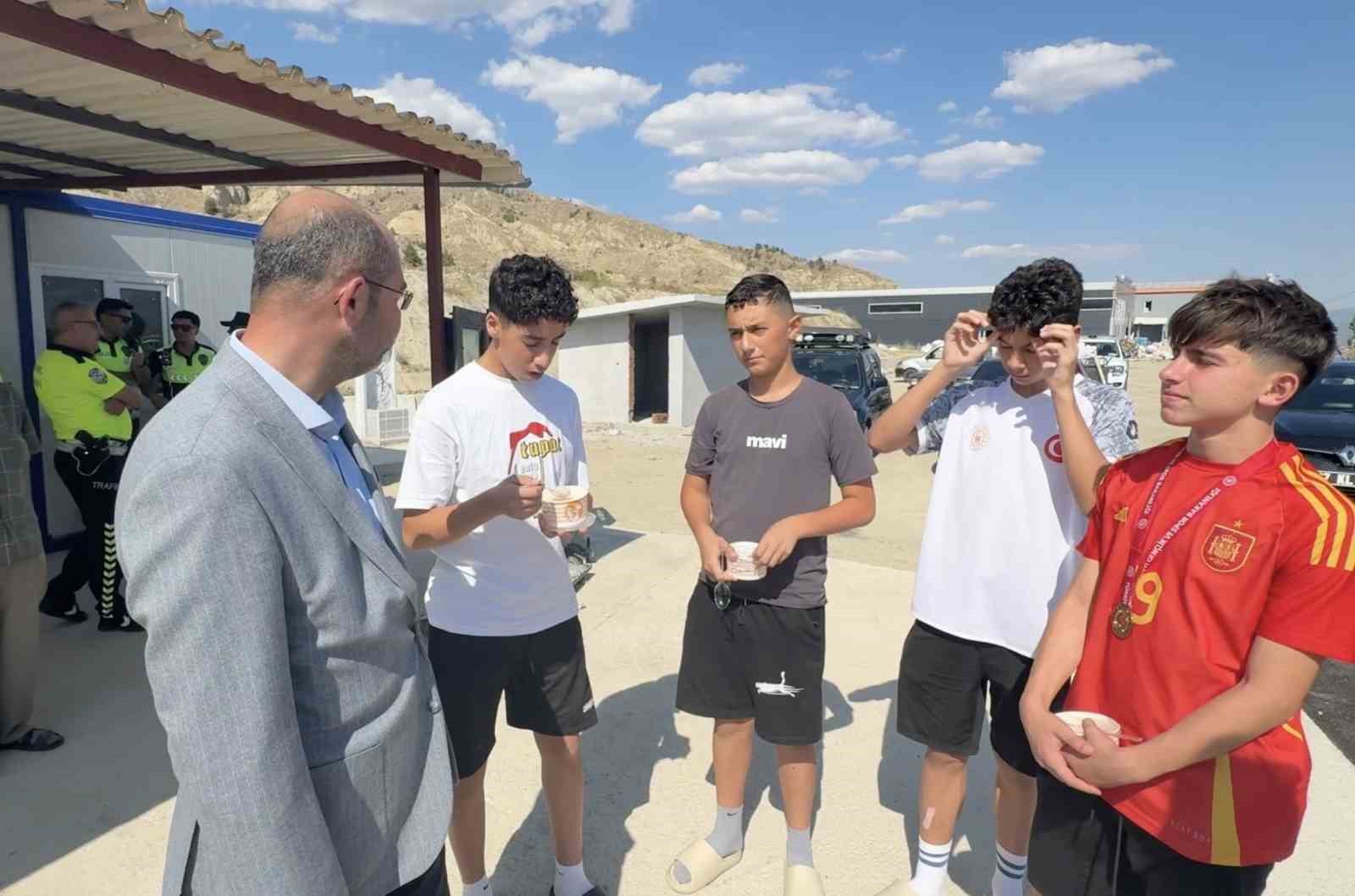 Yolculuk yapan vatandaşlara coğrafi işaretli pirinçten yapılan pilav ikram edildi