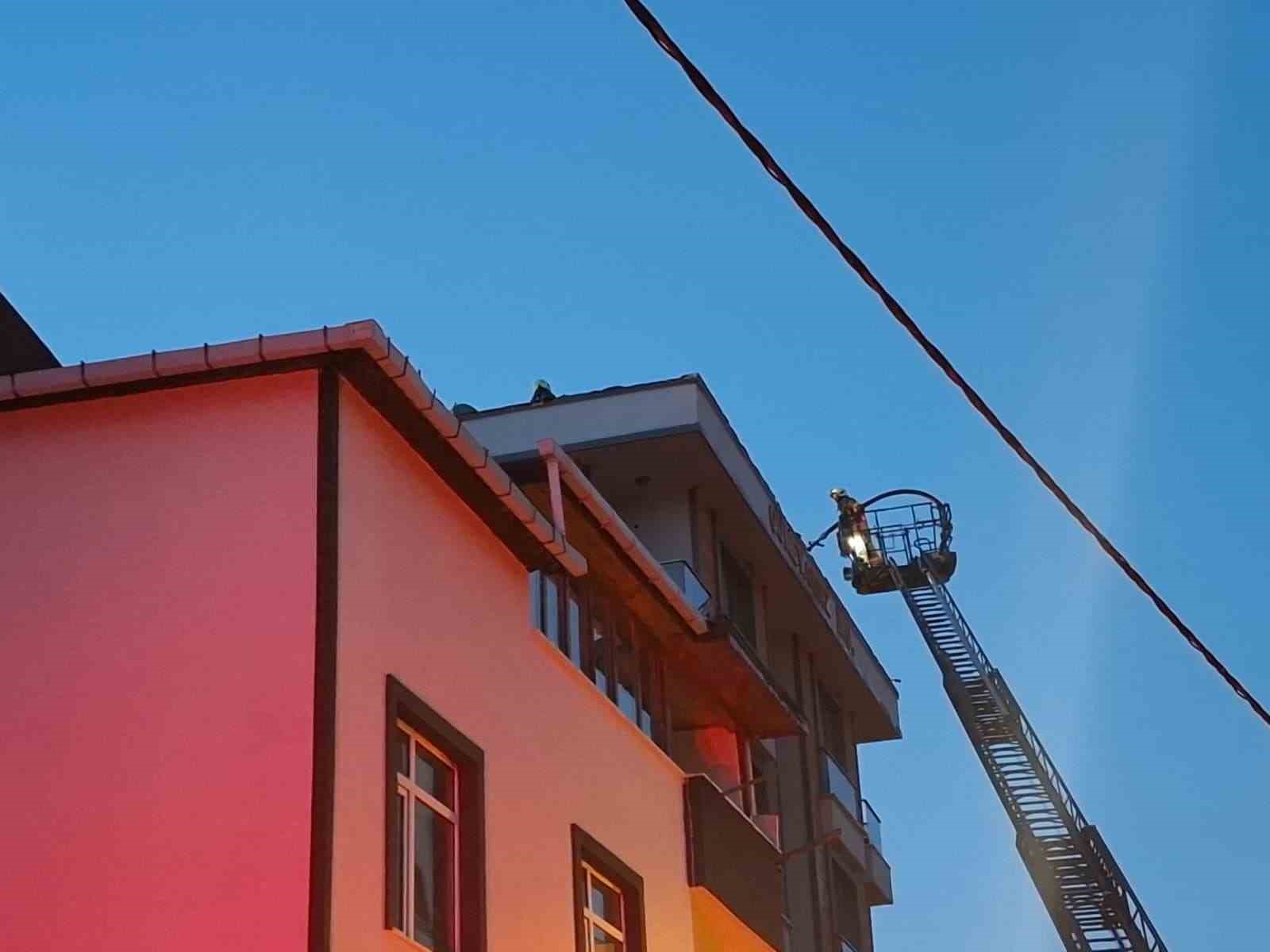 Ümraniye’de 5 katlı binanın çatısında çıkan yangın paniğe neden oldu
