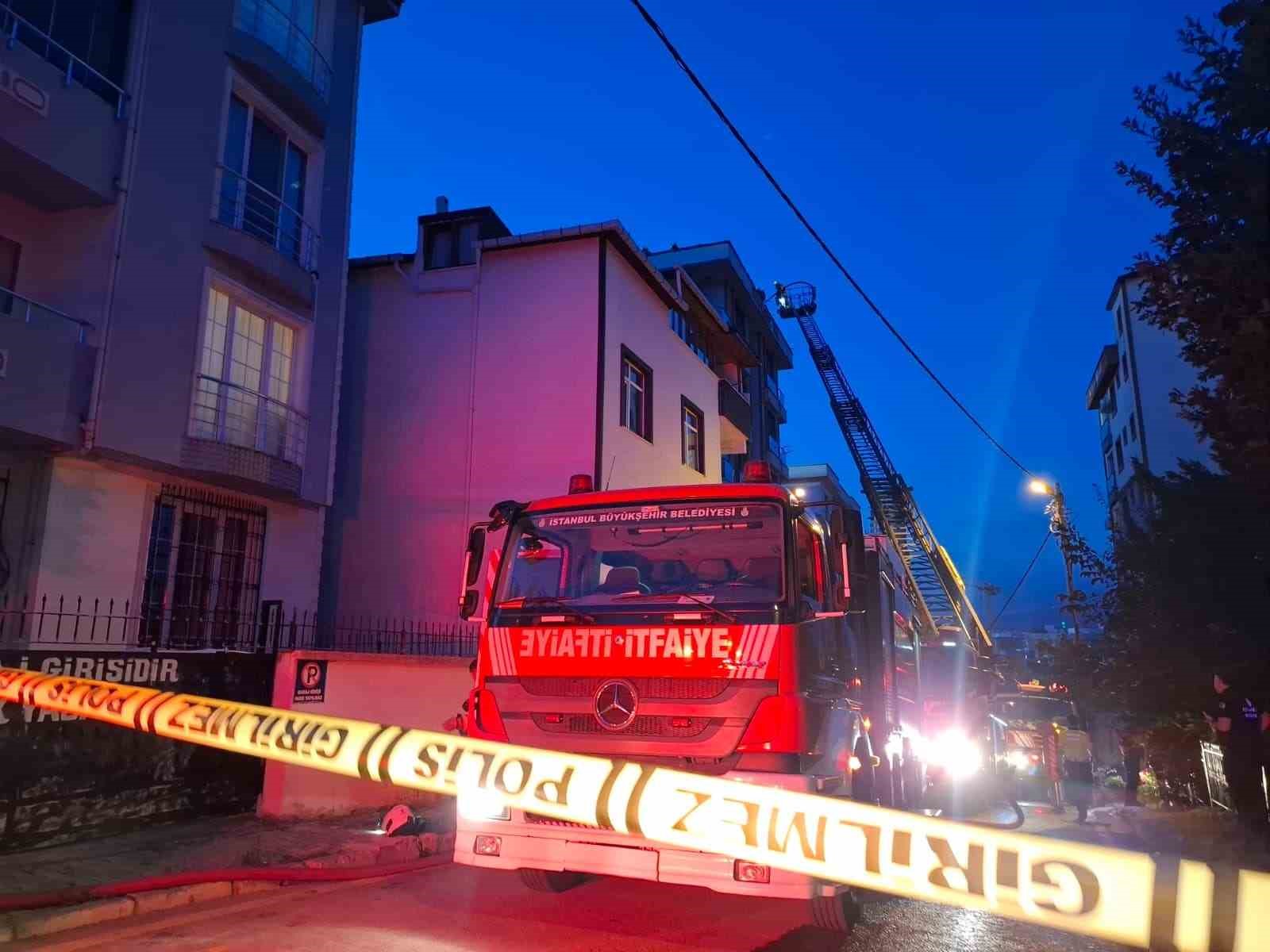 Ümraniye’de 5 katlı binanın çatısında çıkan yangın paniğe neden oldu