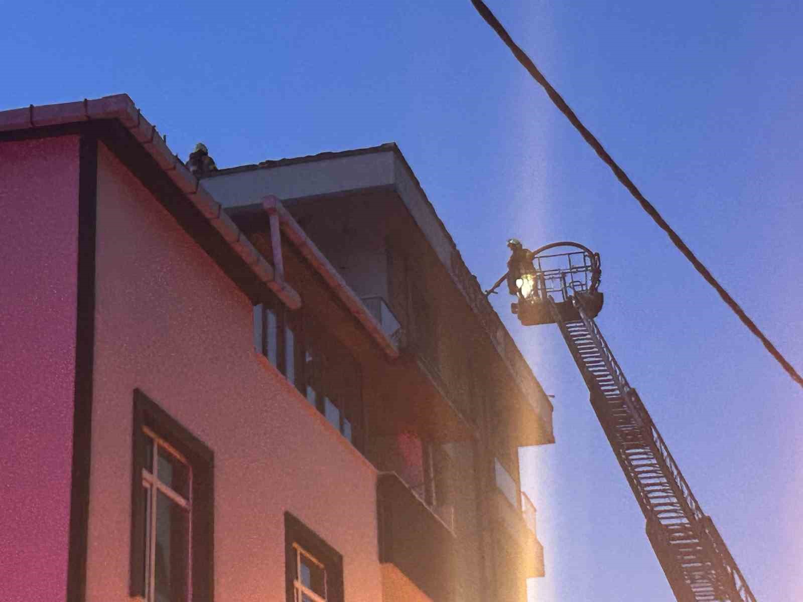Ümraniye’de 5 katlı binanın çatısında çıkan yangın paniğe neden oldu