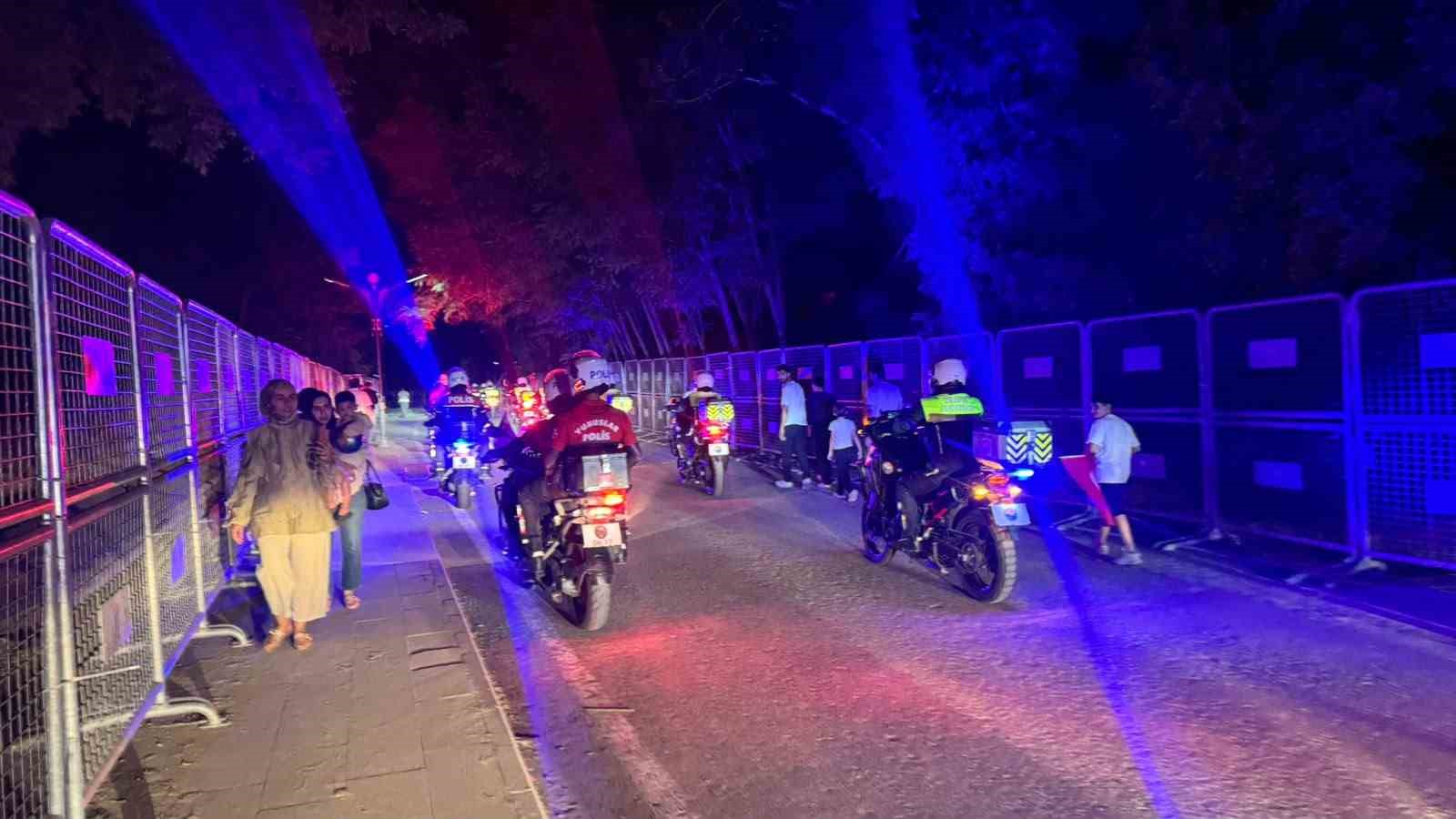 Malazgirt’te fener alayı ve bayrak yürüyüşü düzenlendi
