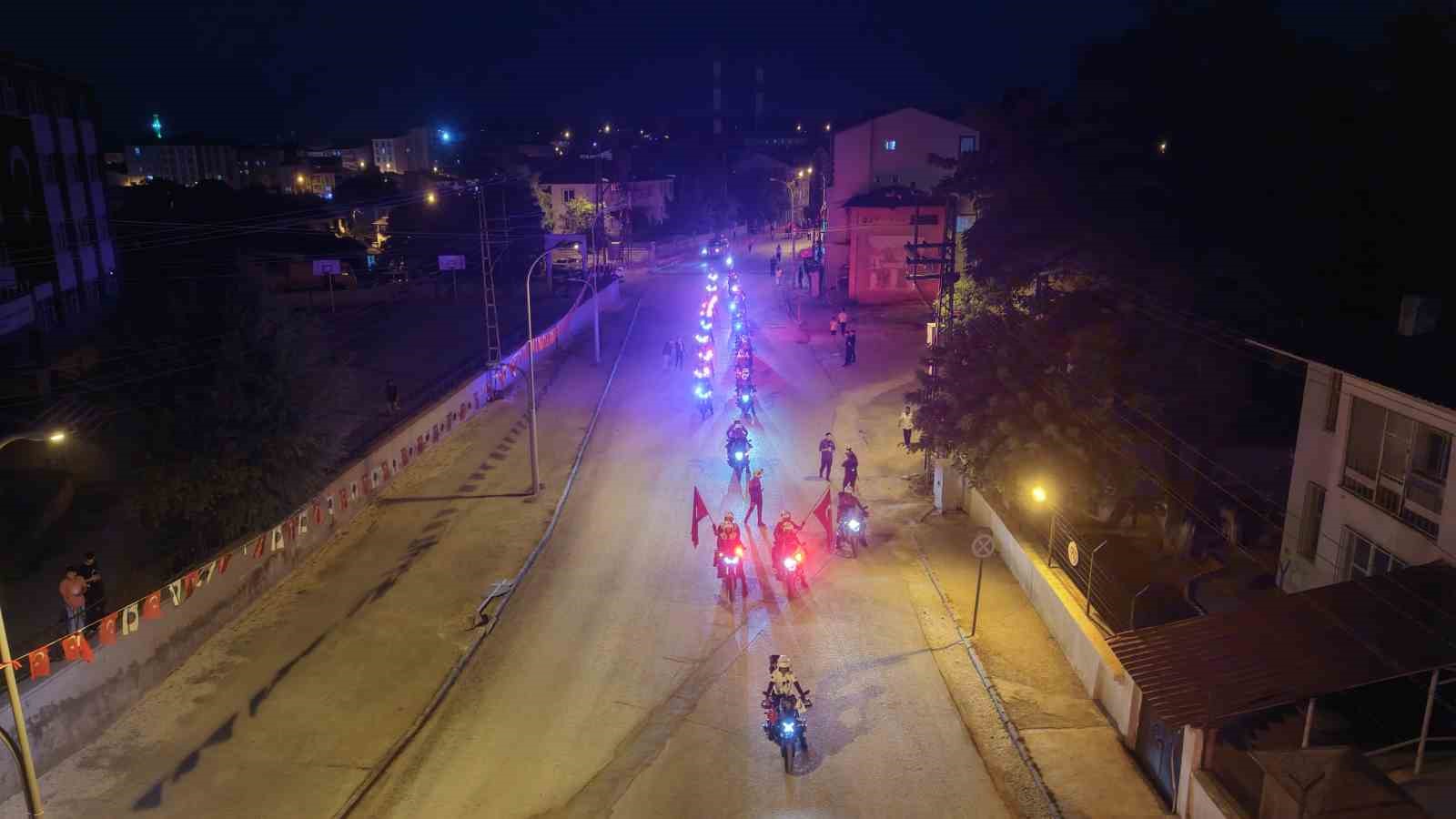 Malazgirt’te fener alayı ve bayrak yürüyüşü düzenlendi