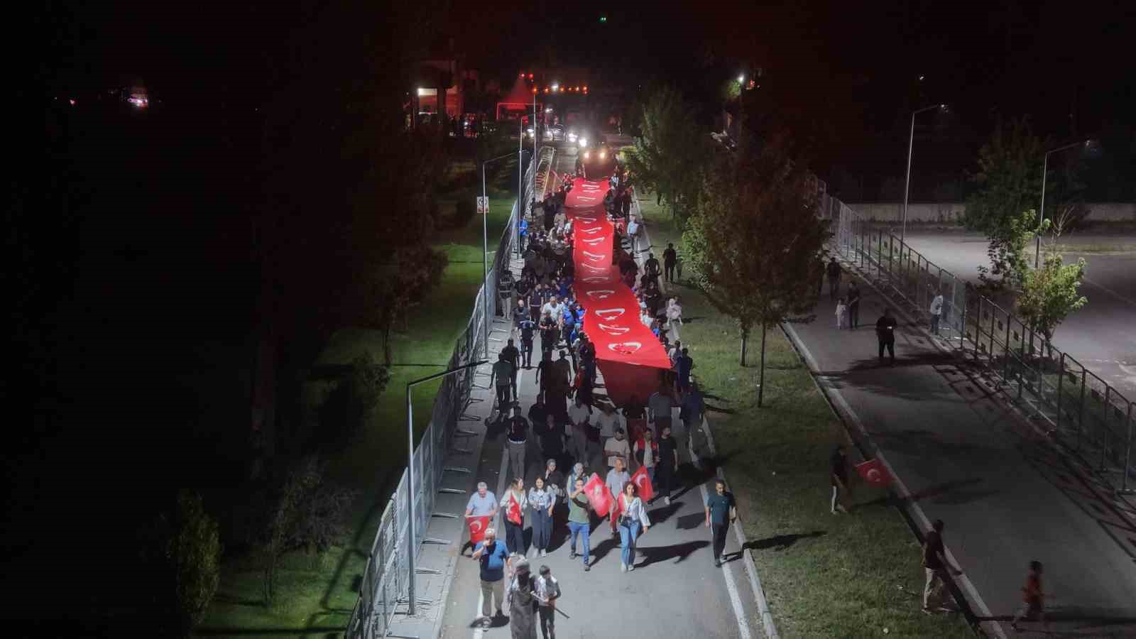 Malazgirt’te fener alayı ve bayrak yürüyüşü düzenlendi