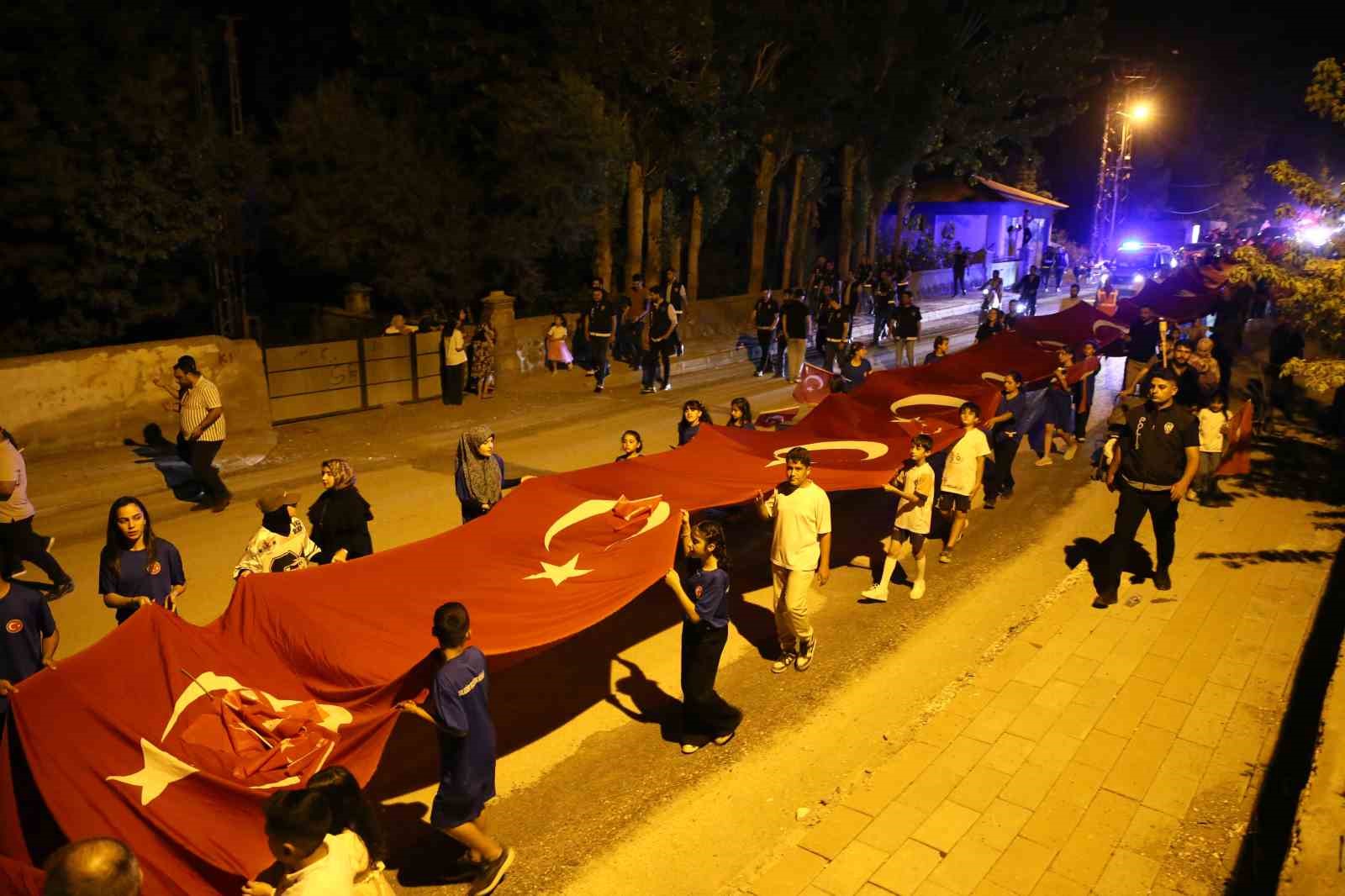 Malazgirt’te fener alayı ve bayrak yürüyüşü düzenlendi