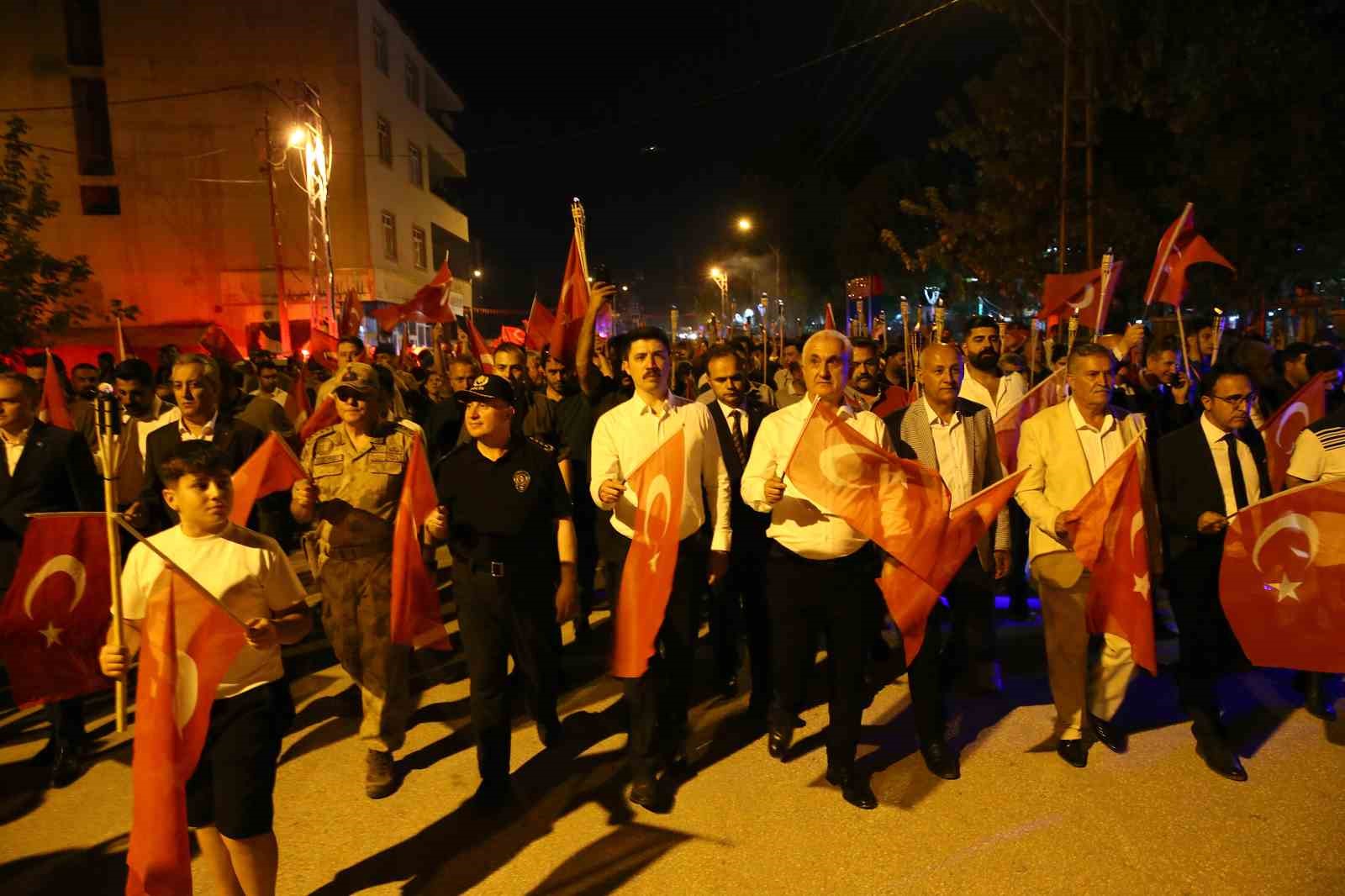 Malazgirt’te fener alayı ve bayrak yürüyüşü düzenlendi