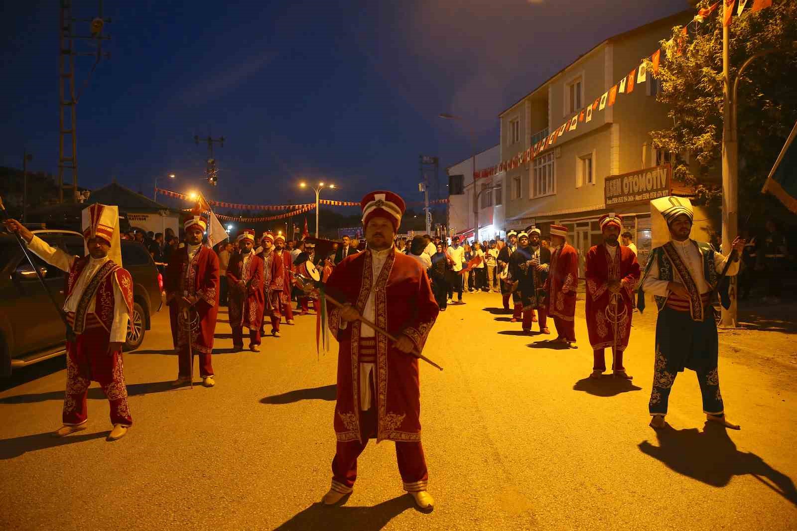 Malazgirt’te fener alayı ve bayrak yürüyüşü düzenlendi