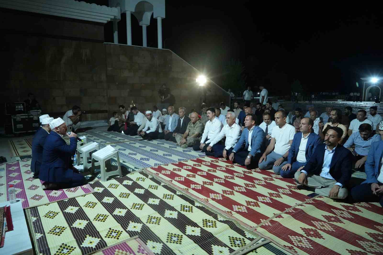 Malazgirt’te fener alayı ve bayrak yürüyüşü düzenlendi