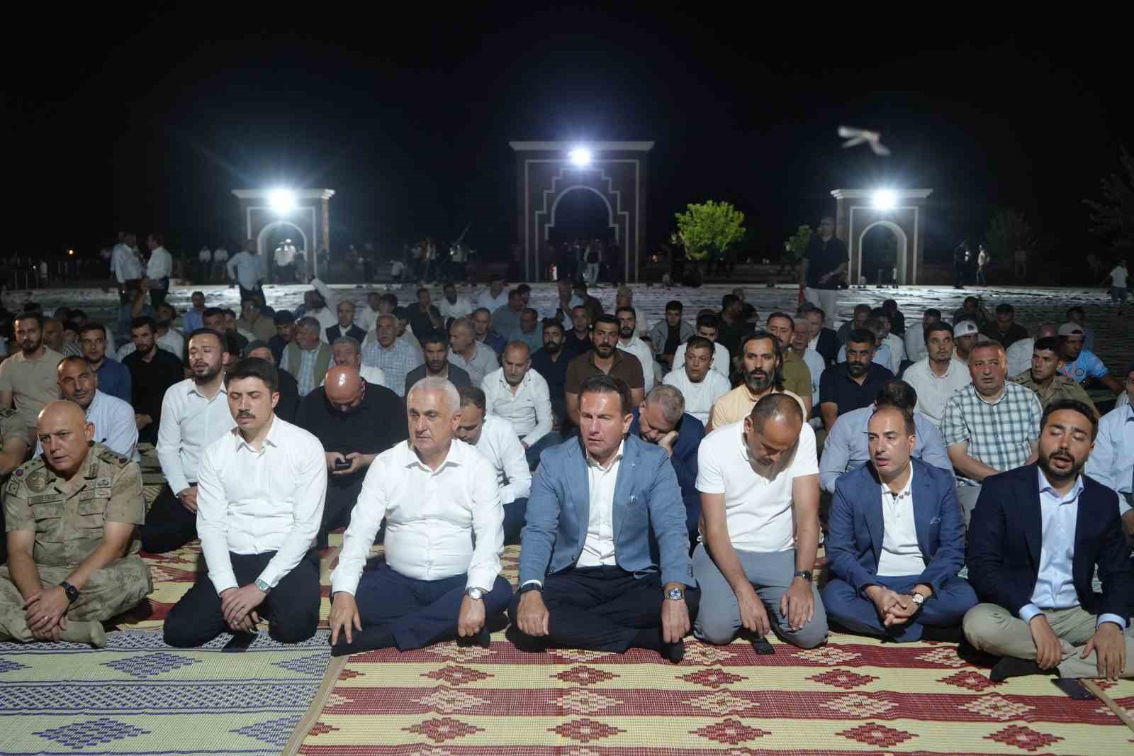 Malazgirt’te fener alayı ve bayrak yürüyüşü düzenlendi