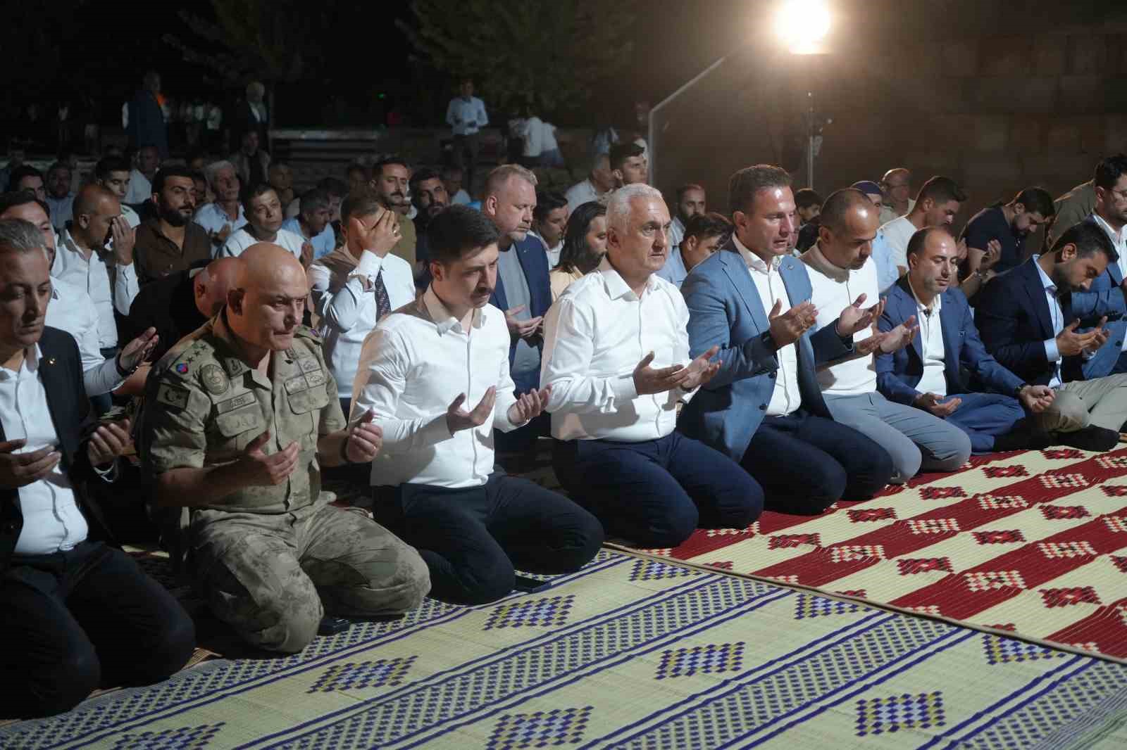 Malazgirt’te fener alayı ve bayrak yürüyüşü düzenlendi