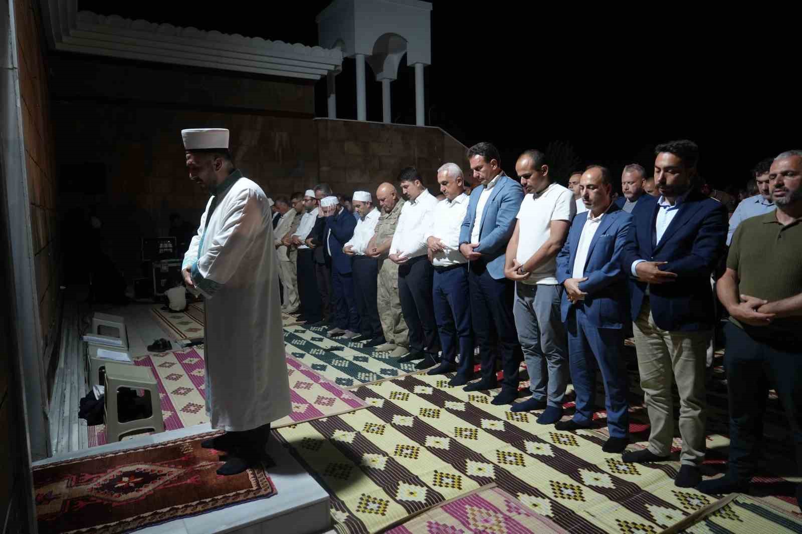 Malazgirt’te fener alayı ve bayrak yürüyüşü düzenlendi