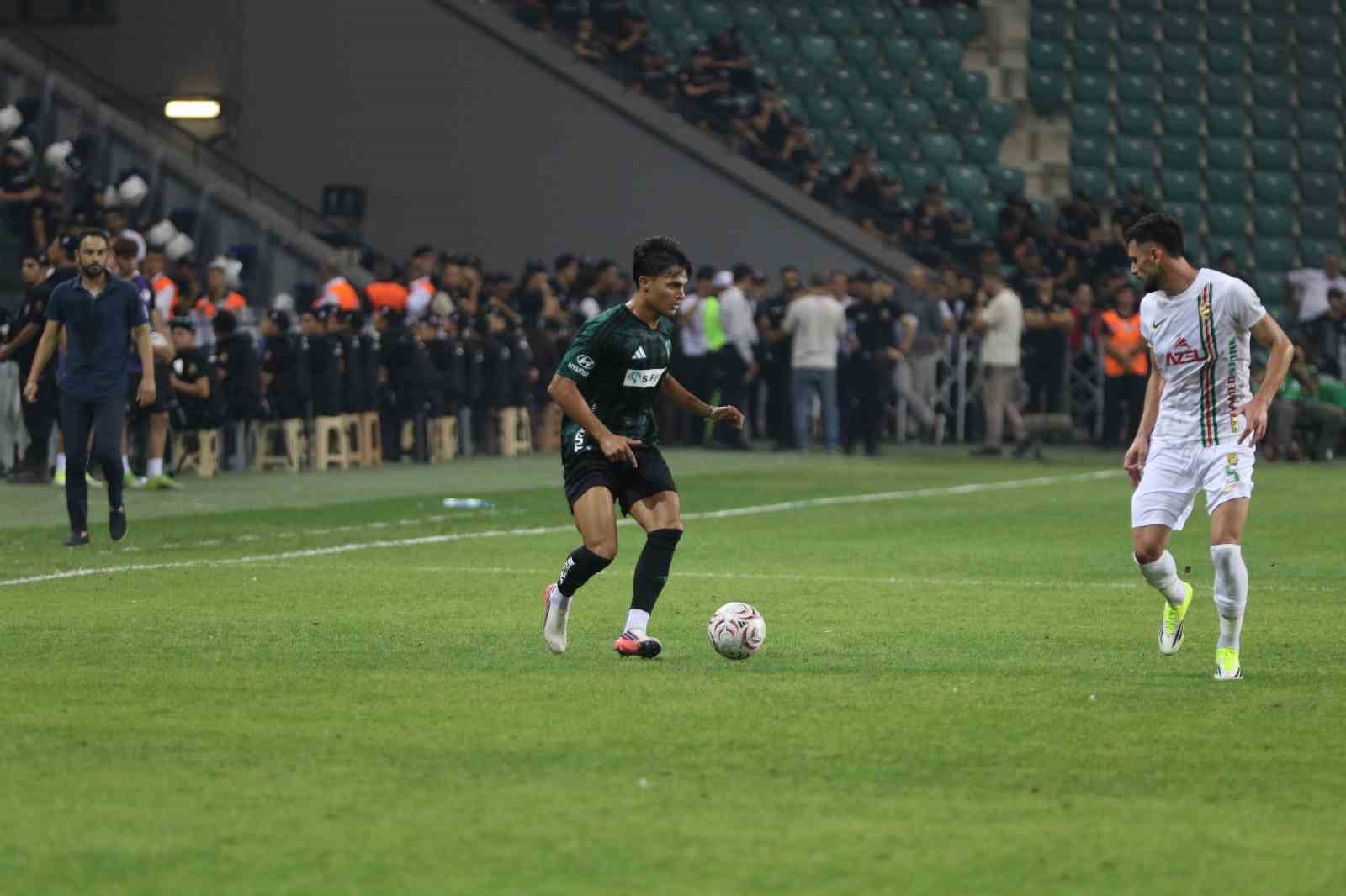 Trendyol Süper Lig: Kocaelispor: 1 - Amed Sportif Faaliyetler: 0 (İlk yarı)