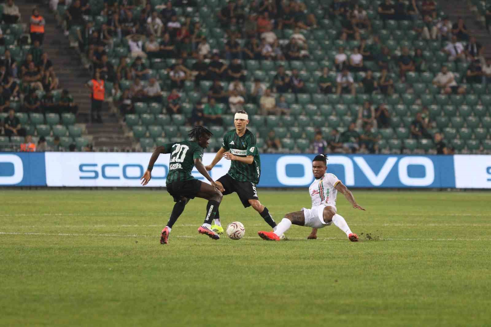 Trendyol Süper Lig: Kocaelispor: 1 - Amed Sportif Faaliyetler: 0 (İlk yarı)