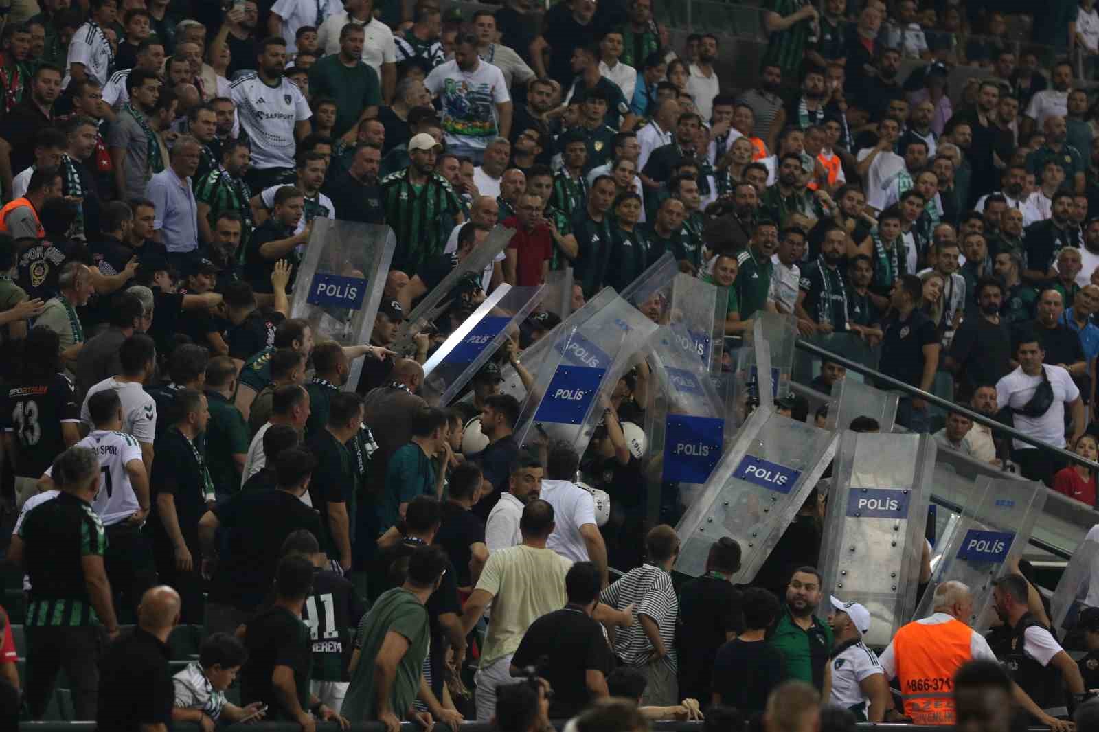 Trendyol Süper Lig: Kocaelispor: 1 - Amed Sportif Faaliyetler: 0 (İlk yarı)