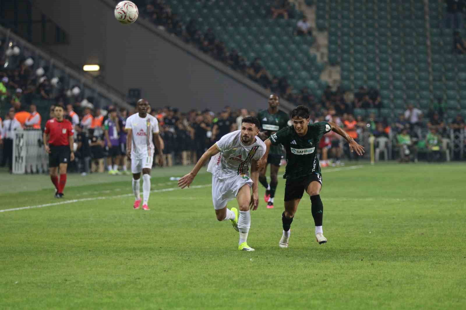 Trendyol Süper Lig: Kocaelispor: 1 - Amed Sportif Faaliyetler: 0 (İlk yarı)