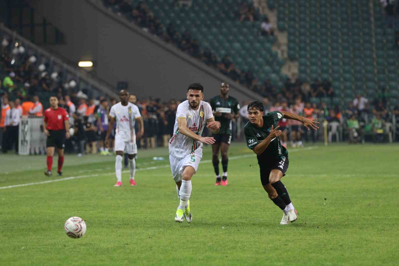Trendyol Süper Lig: Kocaelispor: 1 - Amed Sportif Faaliyetler: 0 (İlk yarı)