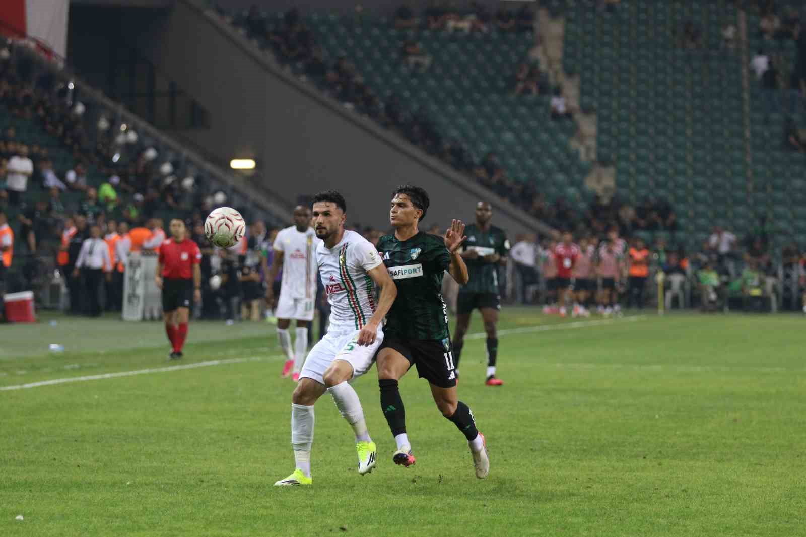 Trendyol Süper Lig: Kocaelispor: 1 - Amed Sportif Faaliyetler: 0 (İlk yarı)