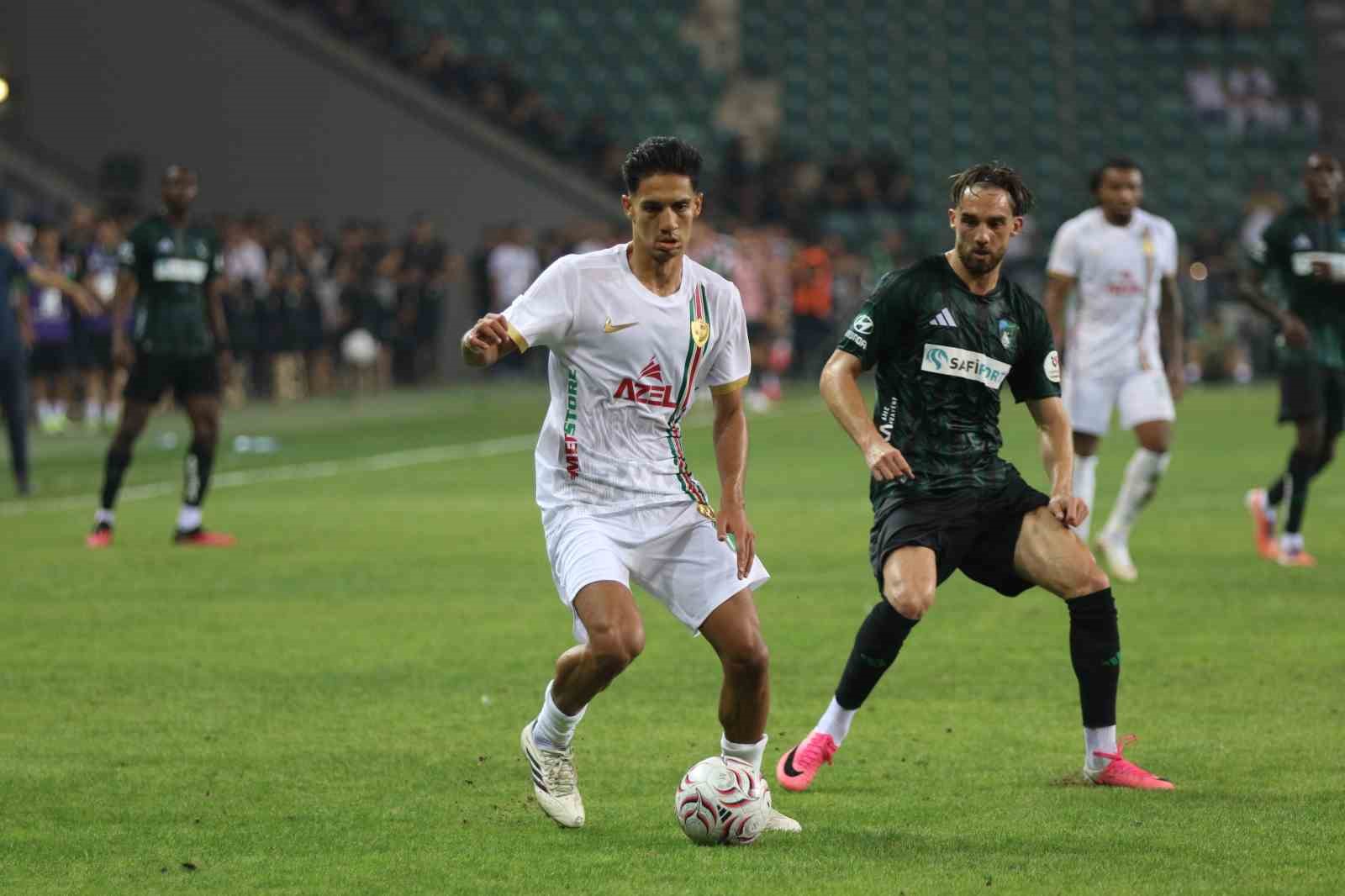 Trendyol Süper Lig: Kocaelispor: 1 - Amed Sportif Faaliyetler: 0 (İlk yarı)