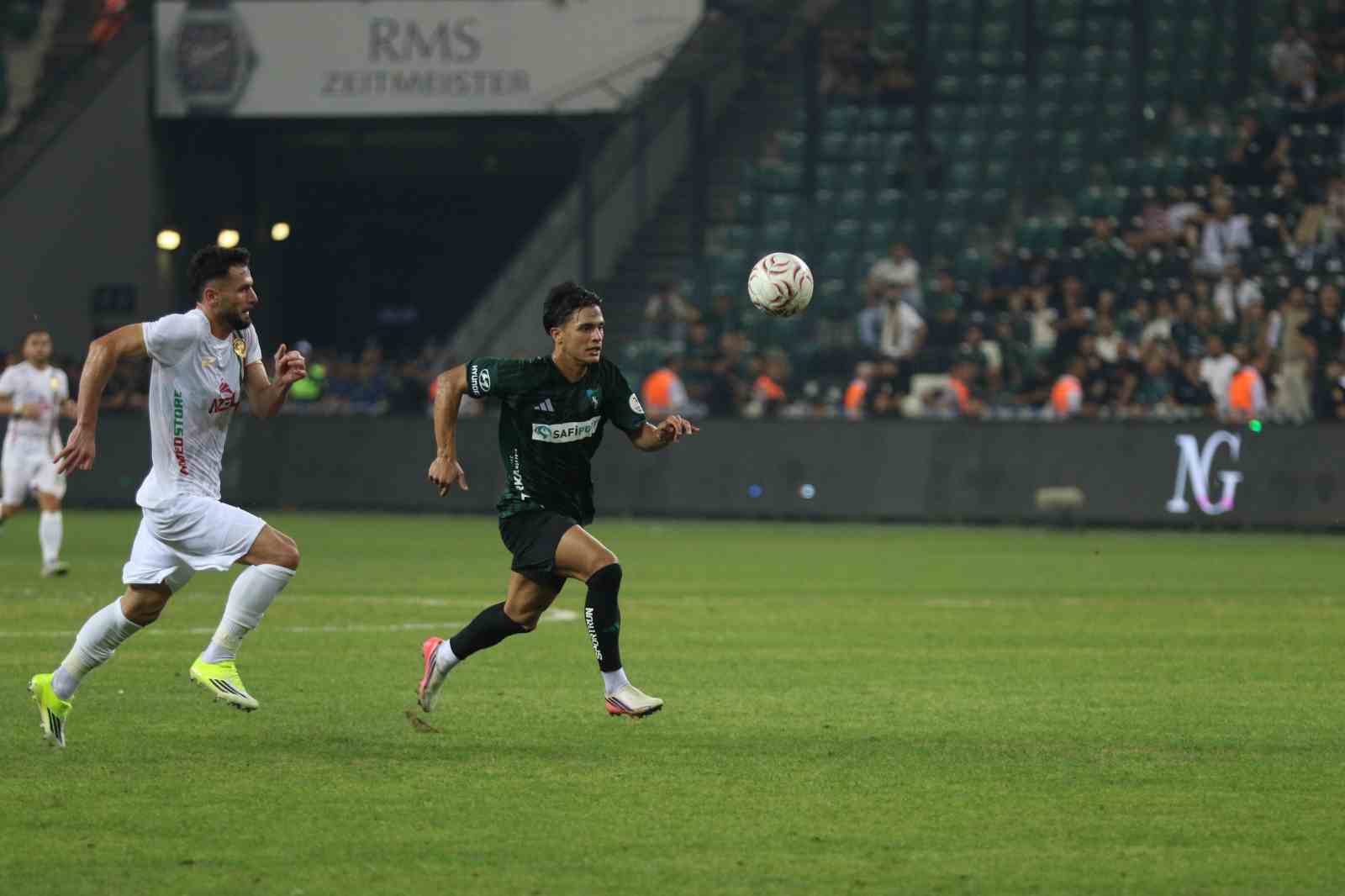 Trendyol Süper Lig: Kocaelispor: 1 - Amed Sportif Faaliyetler: 0 (İlk yarı)
