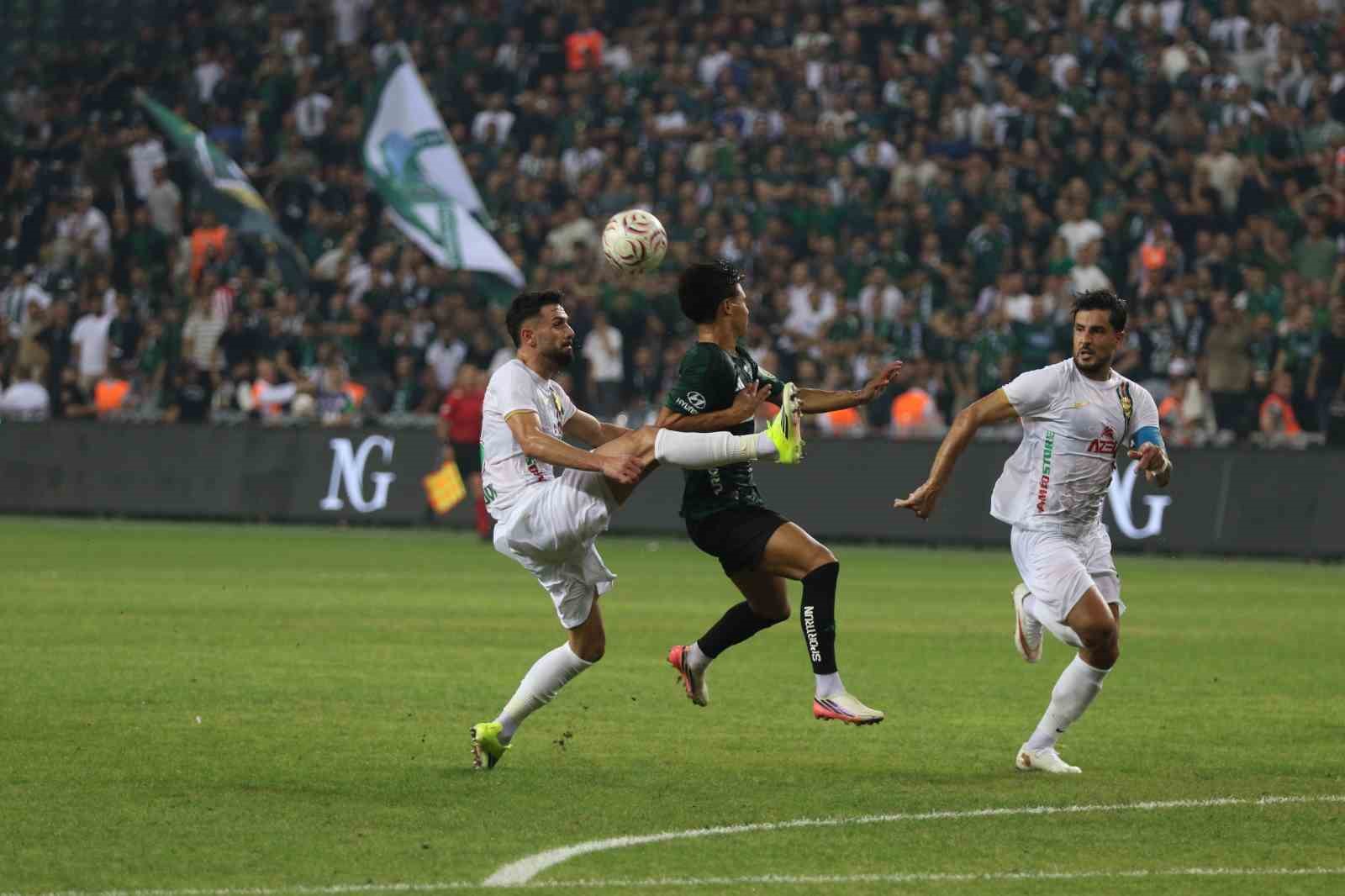Trendyol Süper Lig: Kocaelispor: 1 - Amed Sportif Faaliyetler: 0 (İlk yarı)