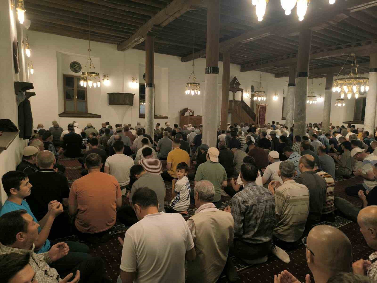 Afyonkarahisar’da Mevlid Kandili huşu içerisinde geçti