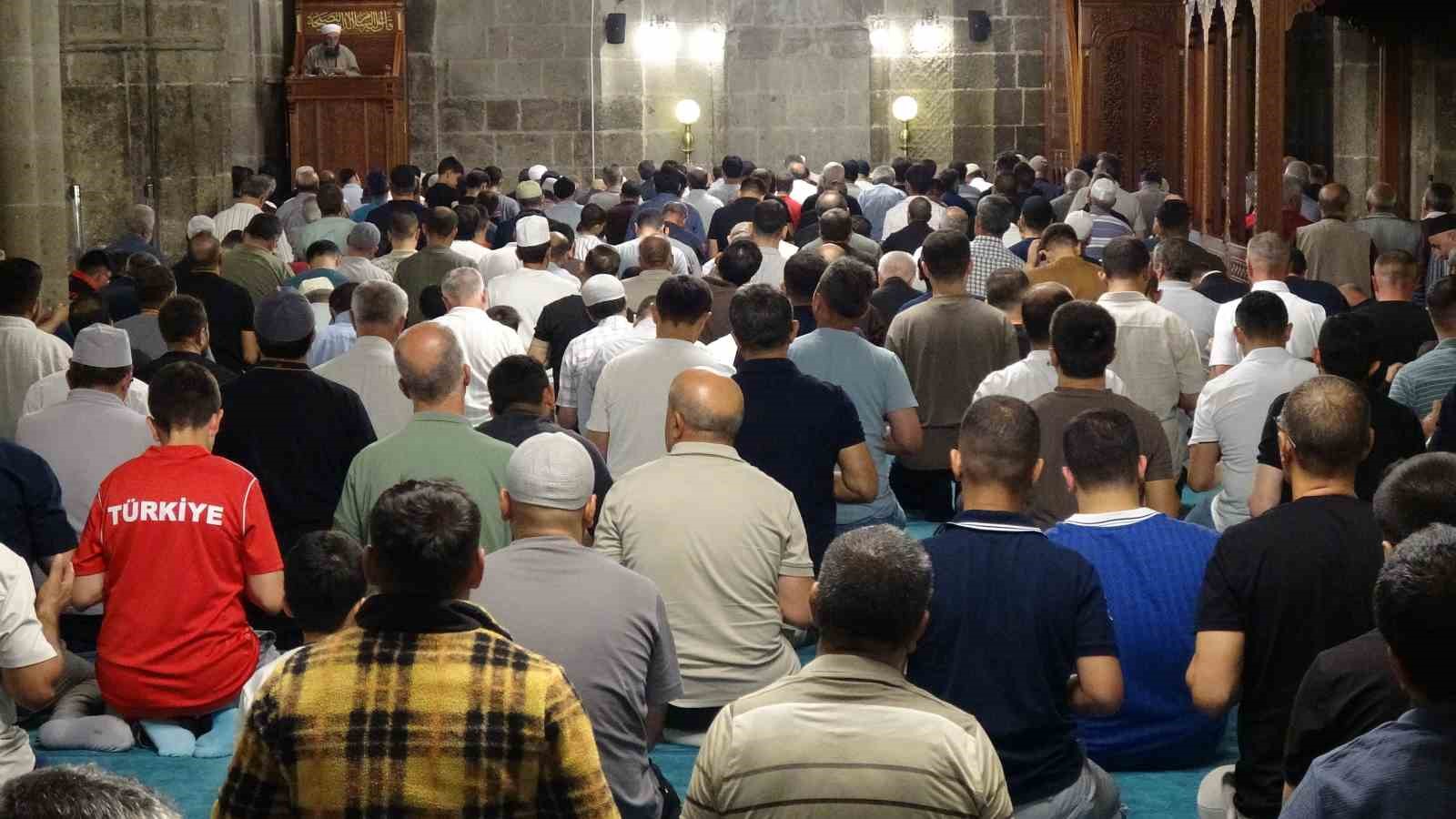 Erzurum’da Mevlid Kandili’nde camiler doldu taştı